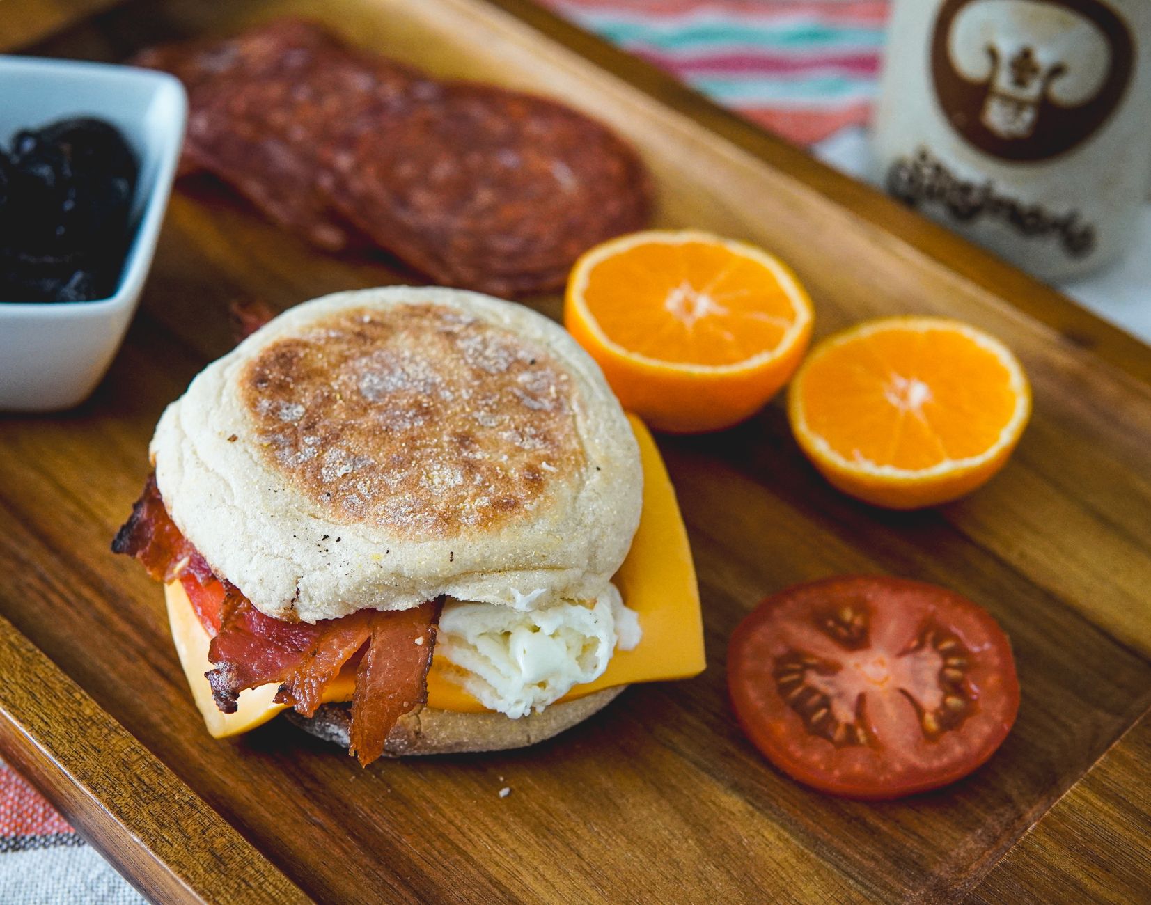 Amerikaanse breakfast sandwich met ei en spek