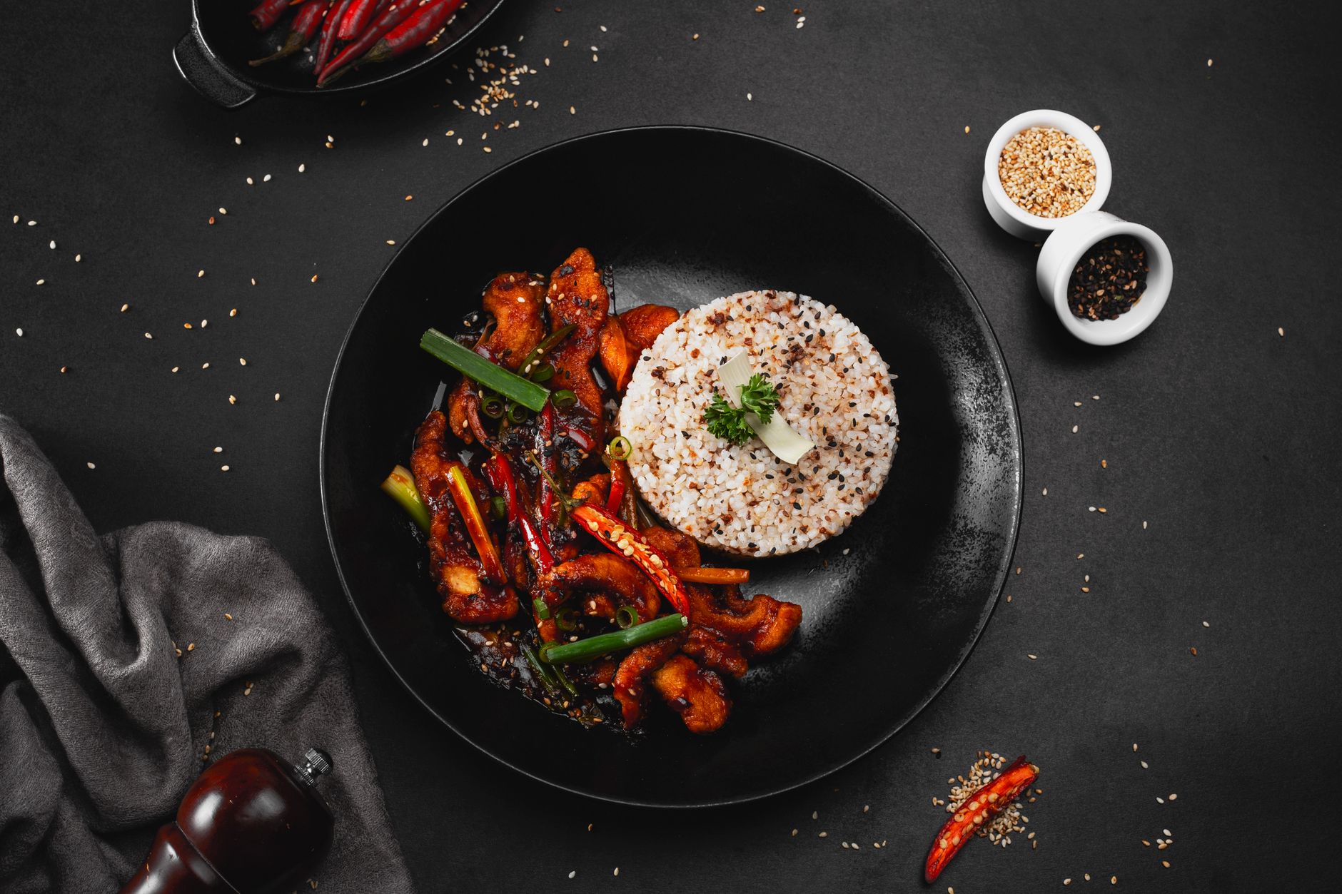 Aziatische kipwok met paprika en rijst