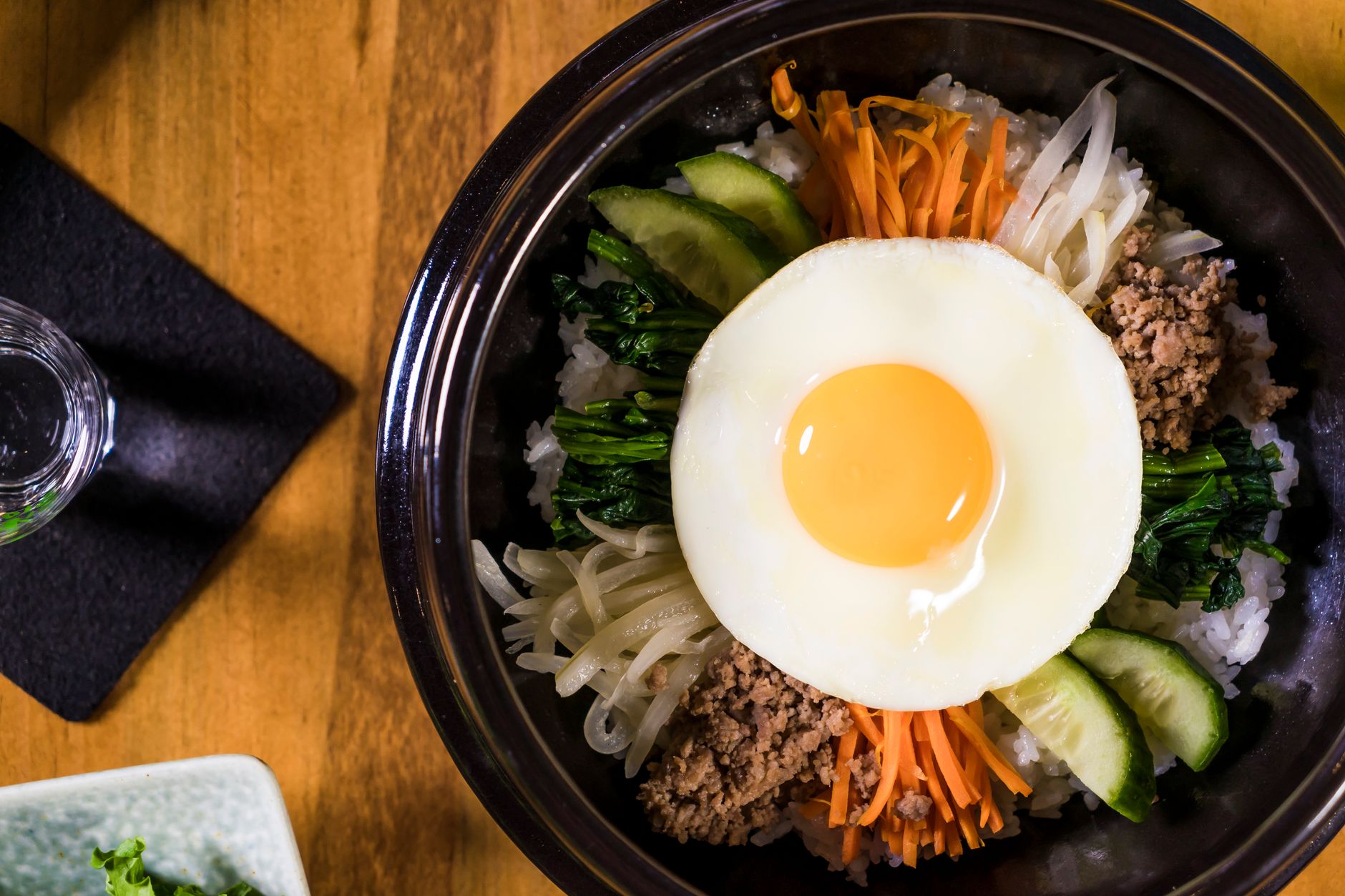 Bibimbap (Koreaanse rijstkom met groenten)