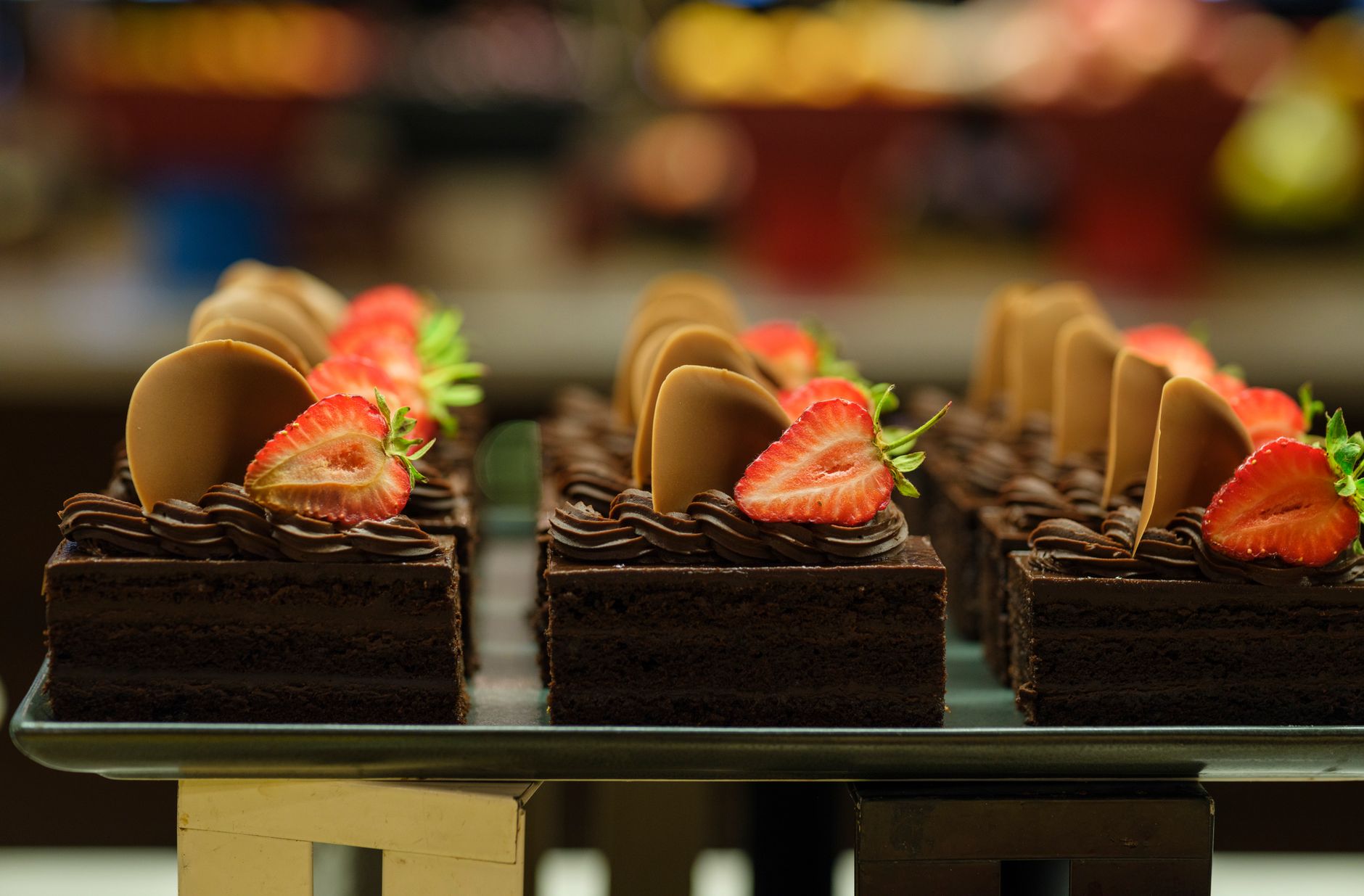 Biscuittaart met chocolade en aardbeien