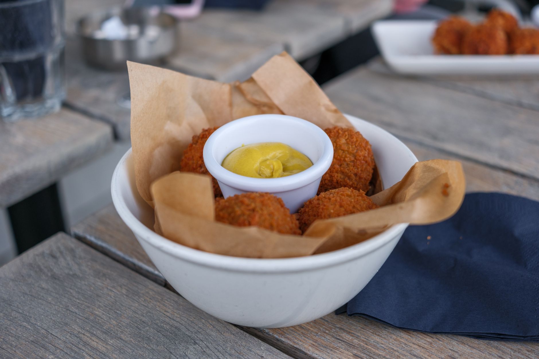 Bitterballen met mosterd