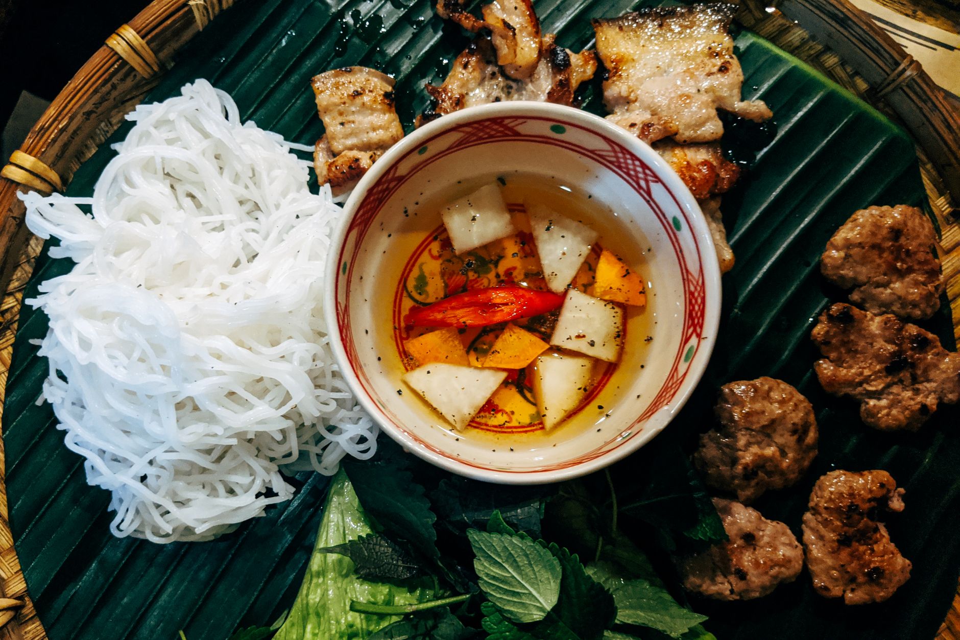Bun Cha (gegrilde varkensgehaktballetjes met noedels)