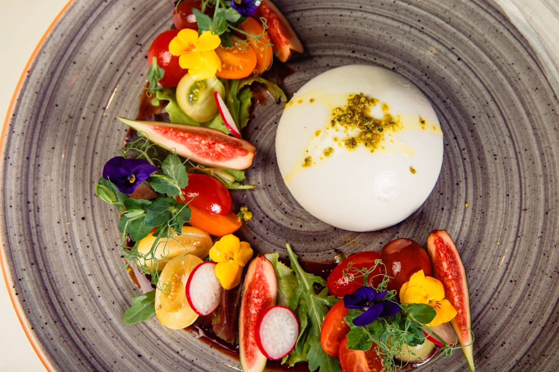 Burrata met tomaat, pistache en basilicumolie