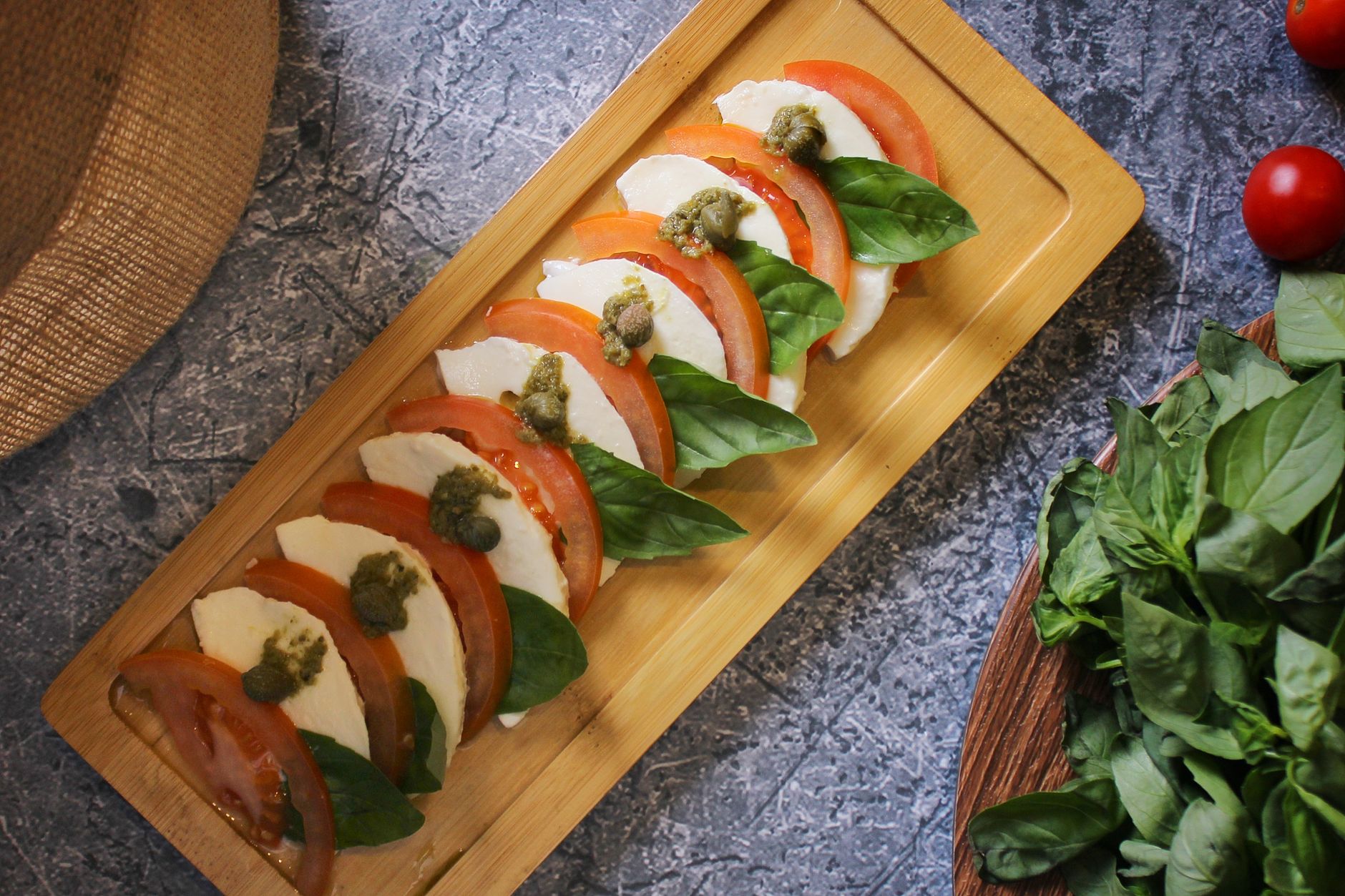 Caprese met tomaat, mozzarella en basilicum