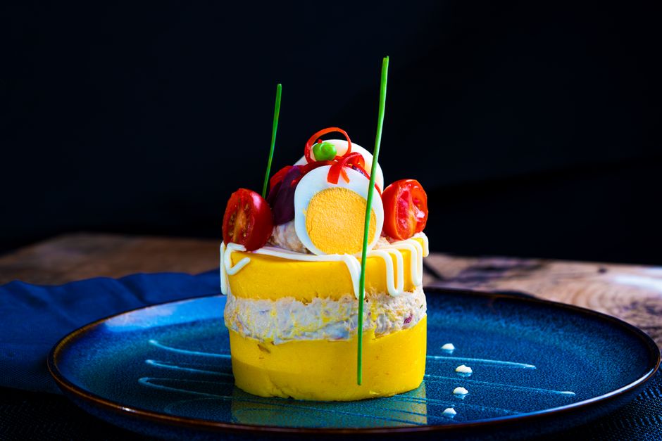 Causa limeña met kip en avocado
