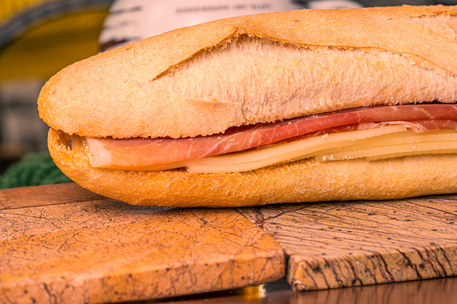 Cubaanse sandwich met varkensvlees en ham