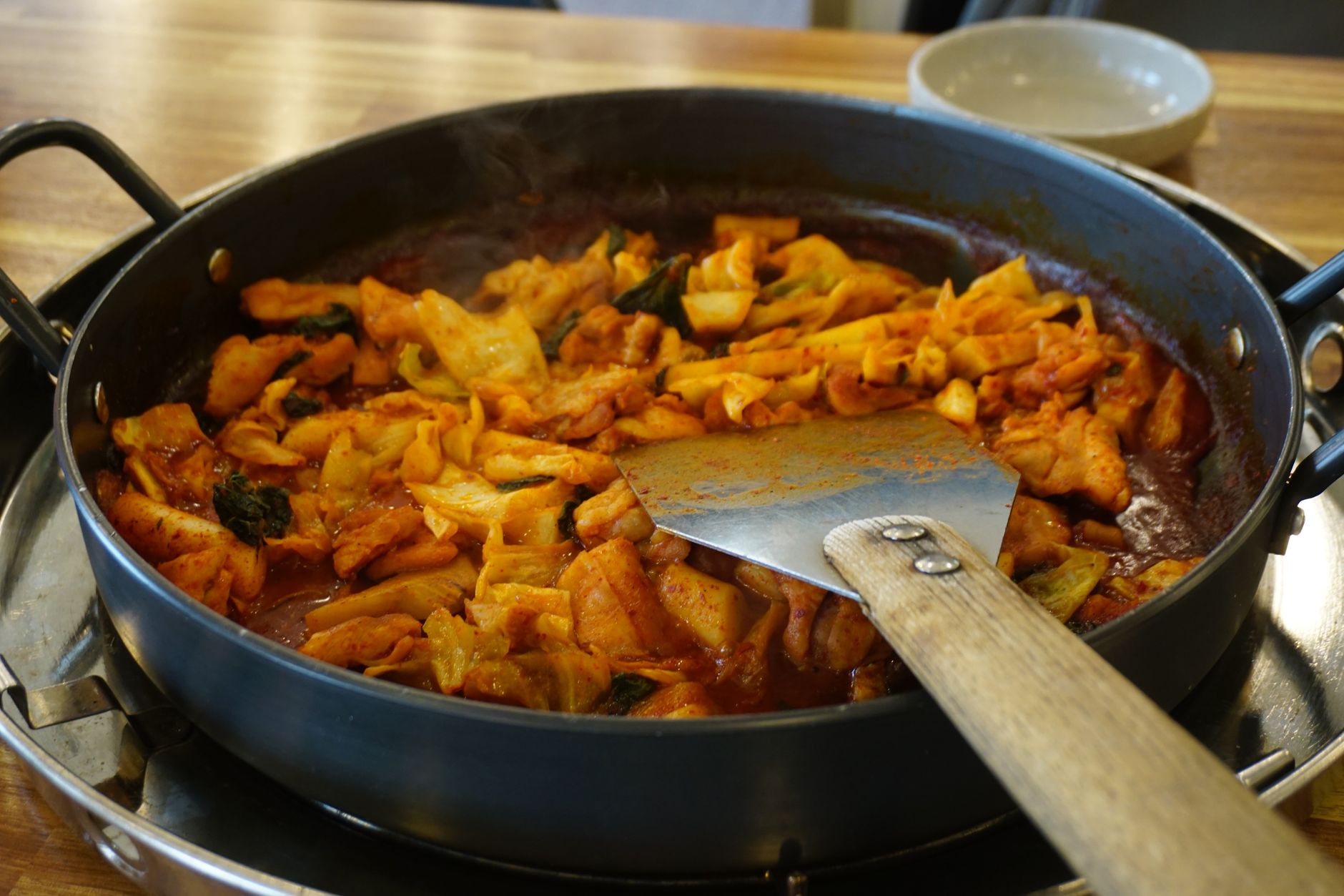 Dak galbi (pittige geroerbakte kip)