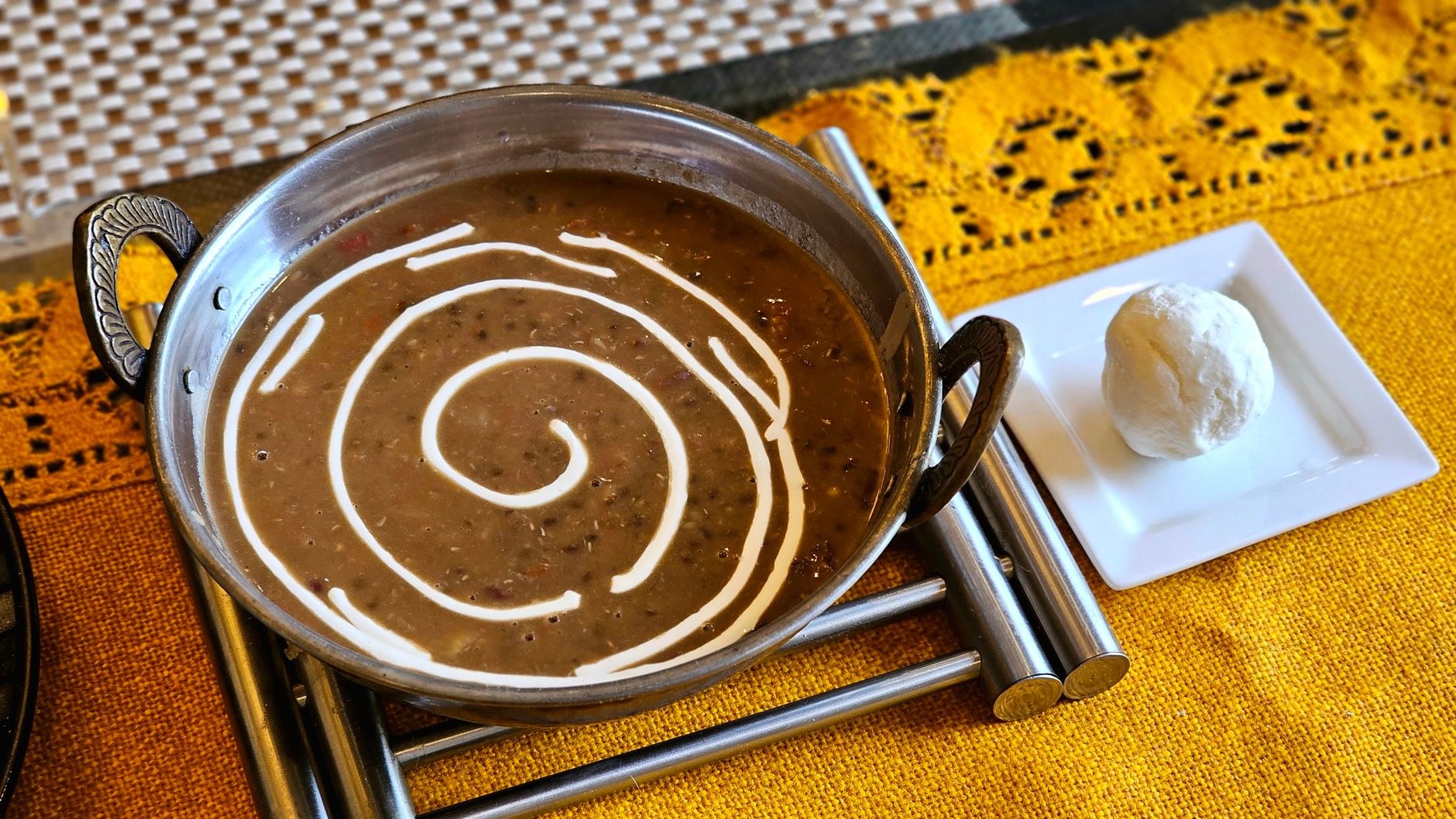 Dal makhani (romige zwarte linzen)