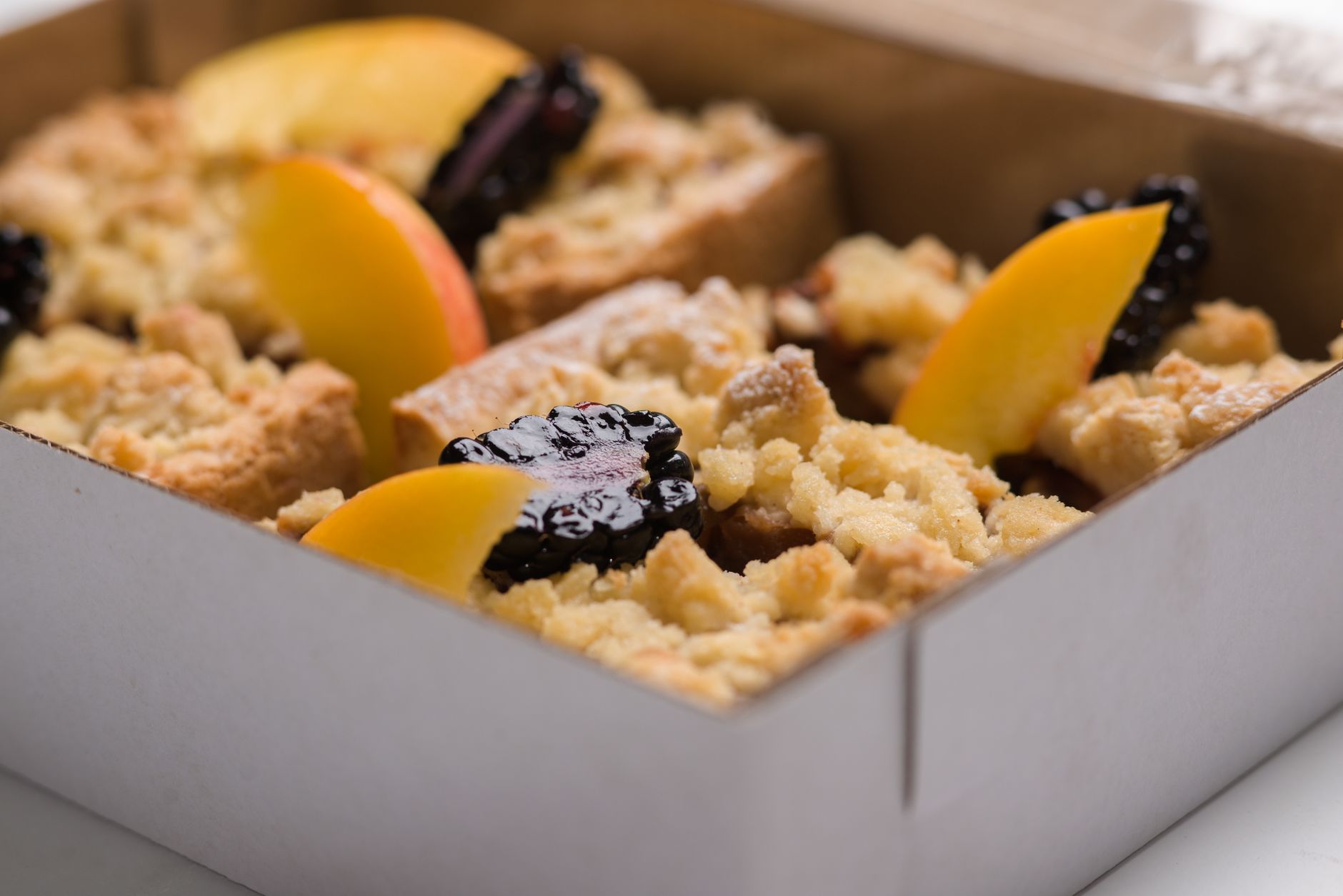 Engelse crumble met appel en bramen