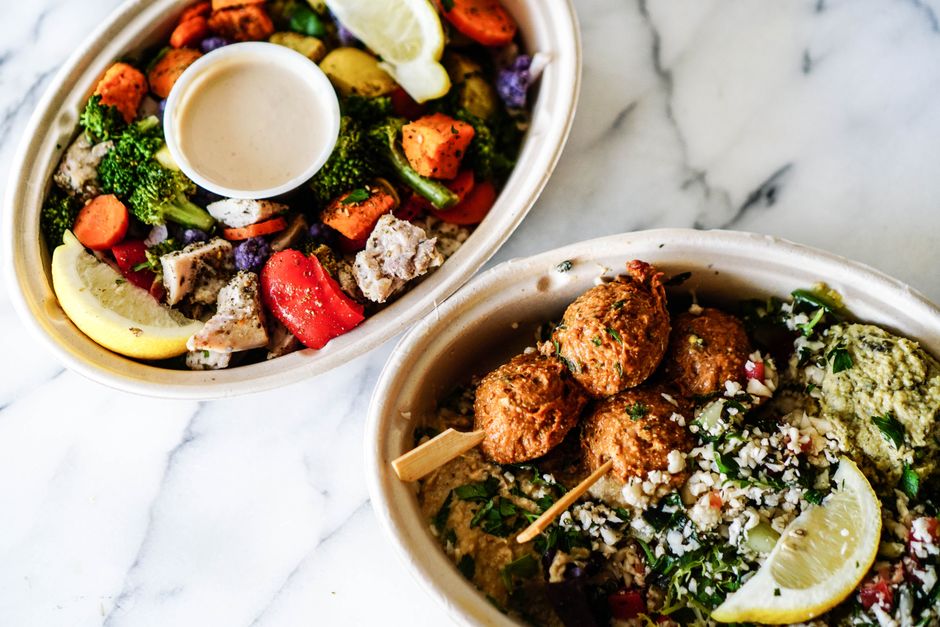 Falafelbowl met hummus en granaatappel