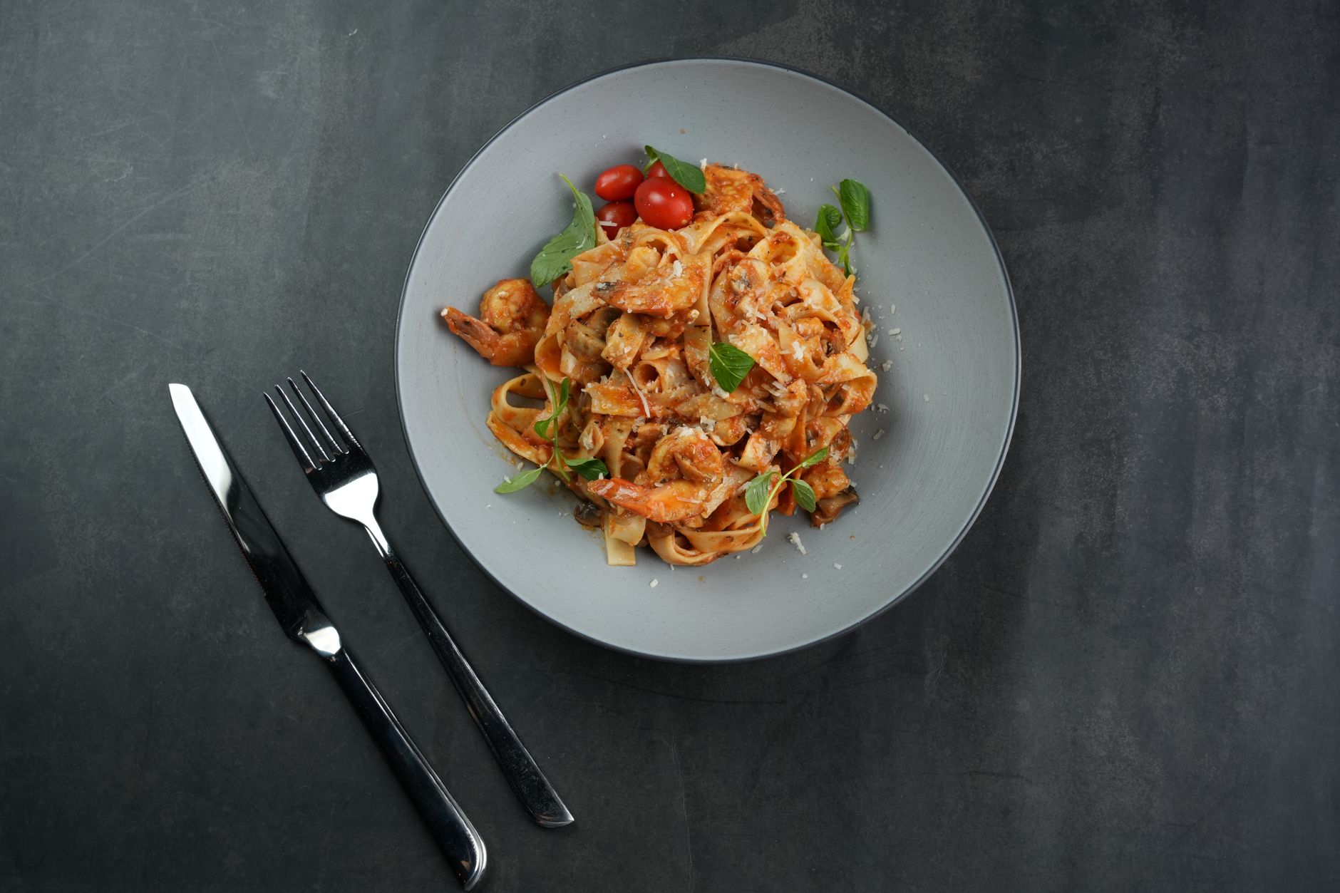 Scampi in Thaise rode currysaus met tagliatelle