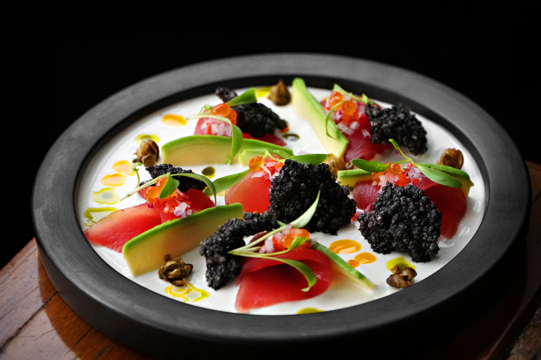 Tonijnceviche met avocado en limoen