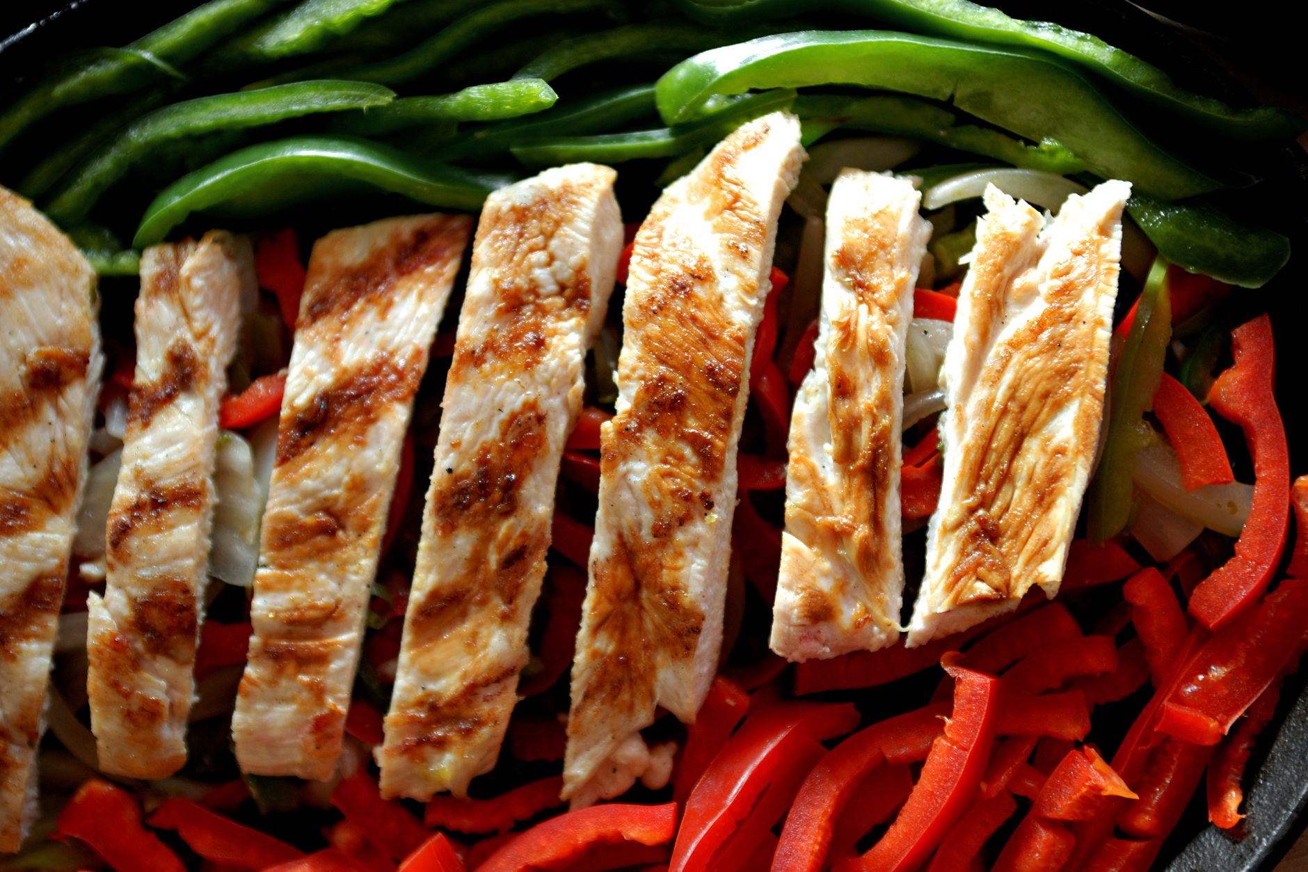 Kip-fajitas met paprika en ui