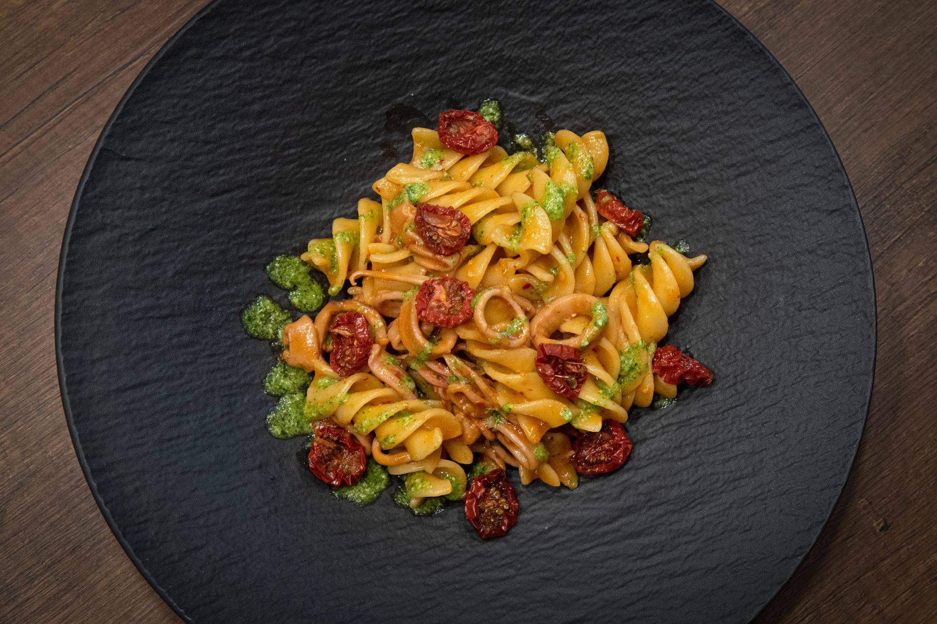 Pastasalade met pesto en cherrytomaten