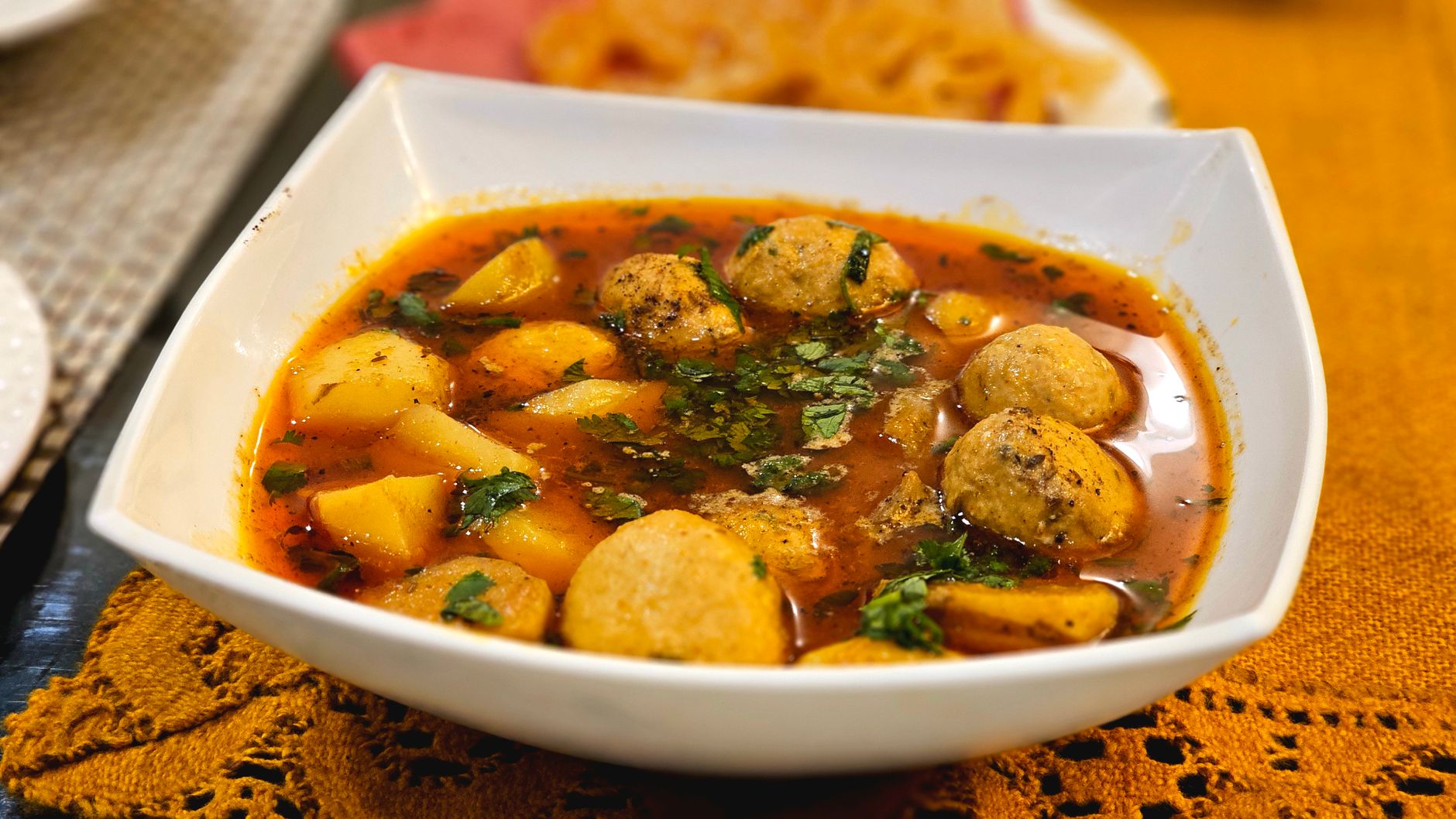 Malai kofta (gefrituurde groenteballetjes in romige saus)