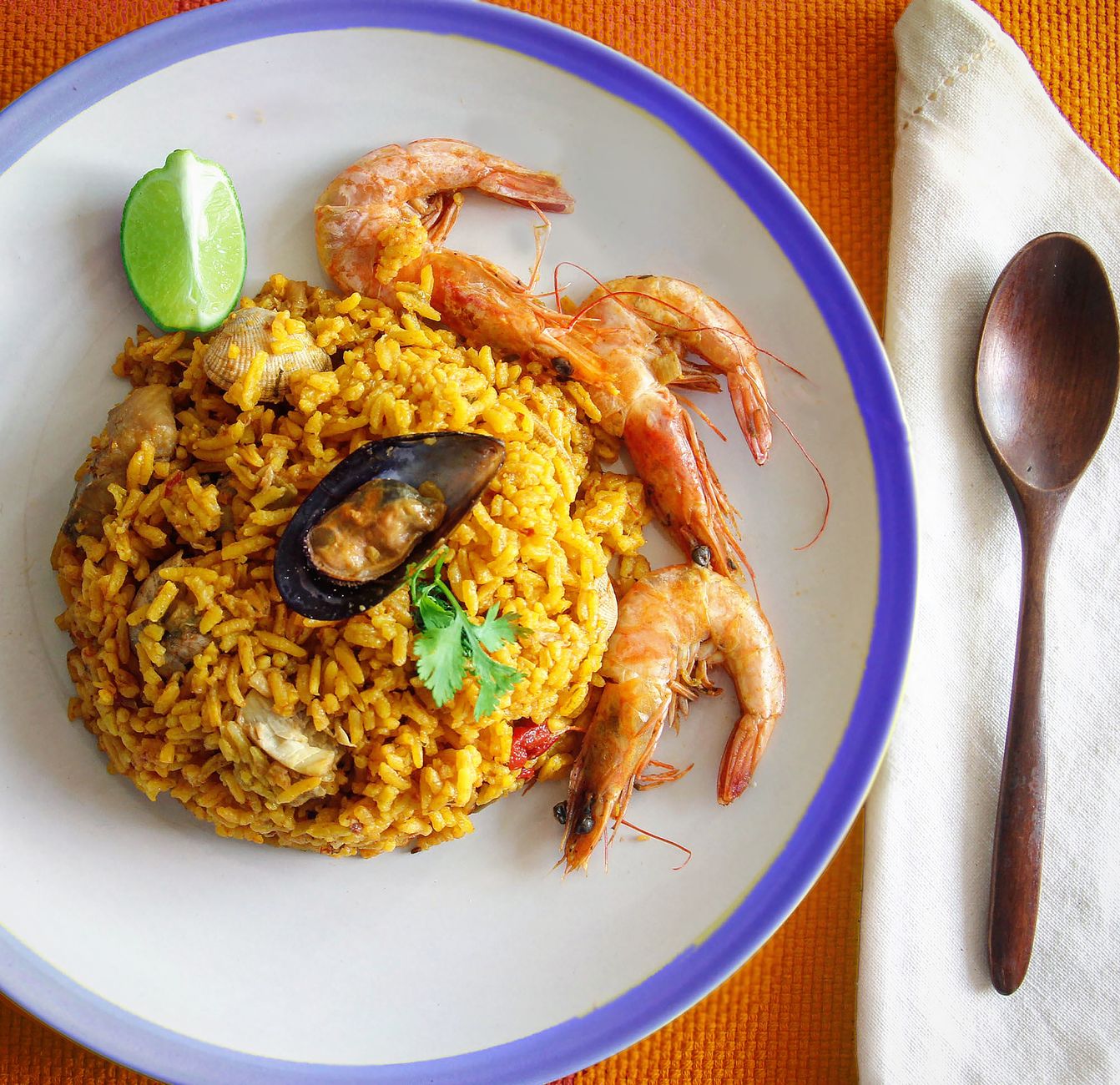 Spaanse paella met kip en scampi