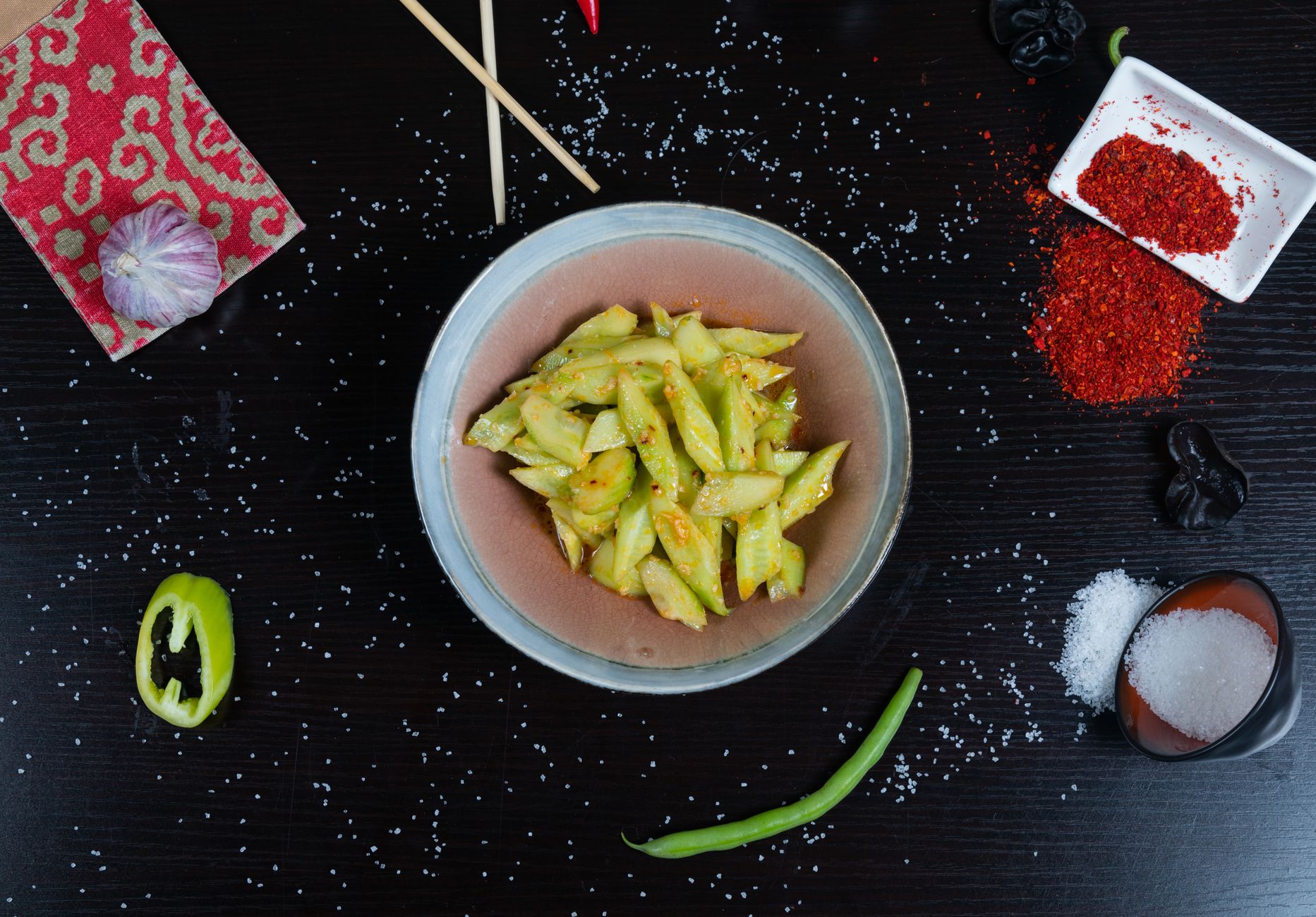 Aziatische komkommersalade met sesam en chili
