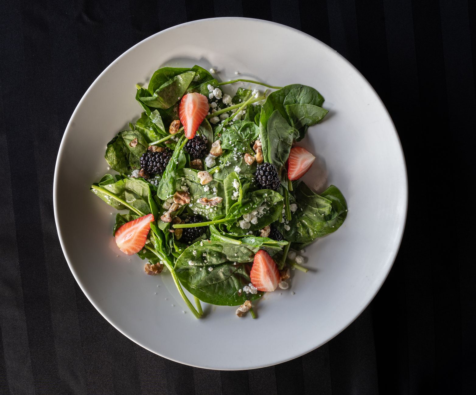 Spinaziesalade met aardbei, feta en pompoenpitten