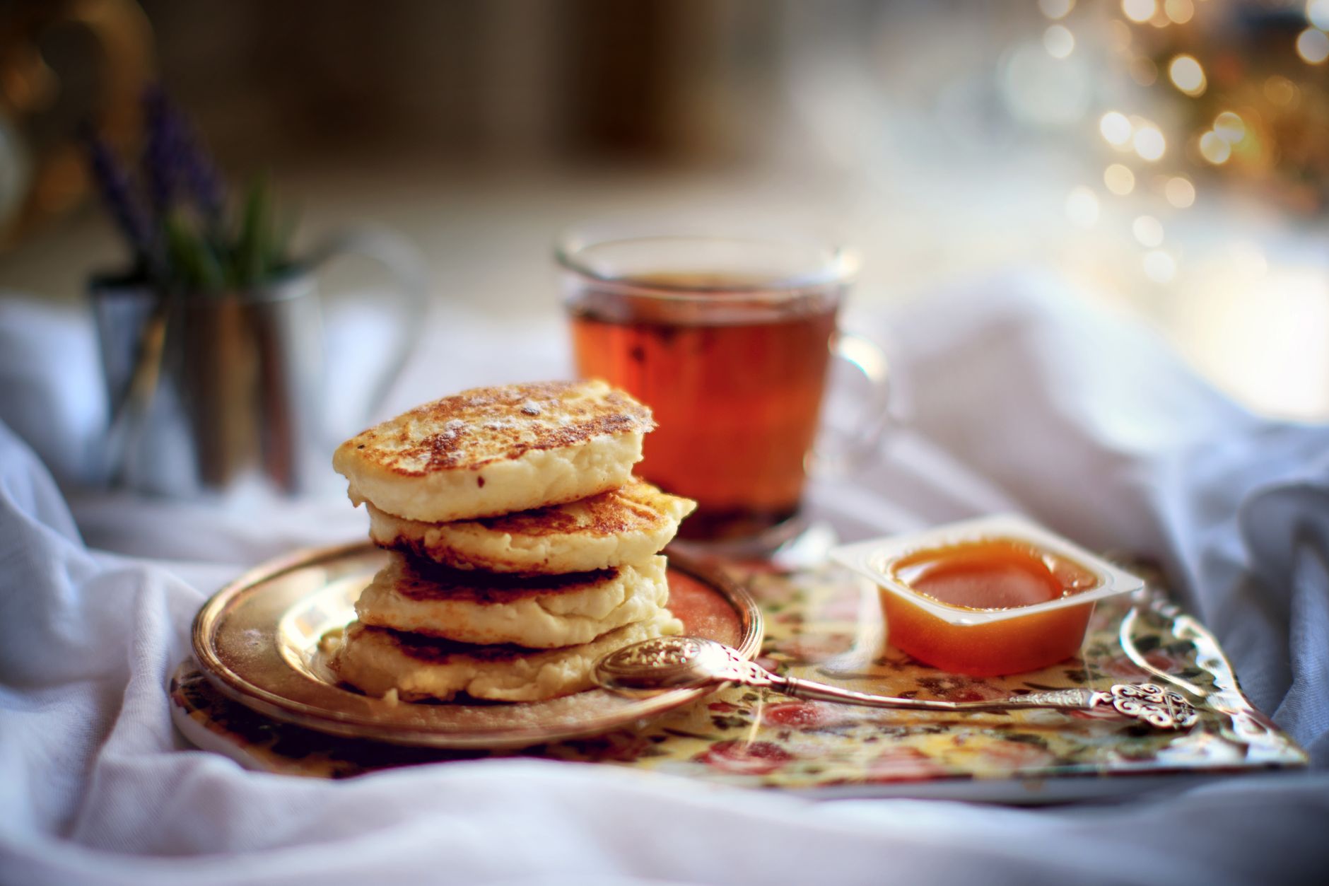Engelse crumpets met boter en honing