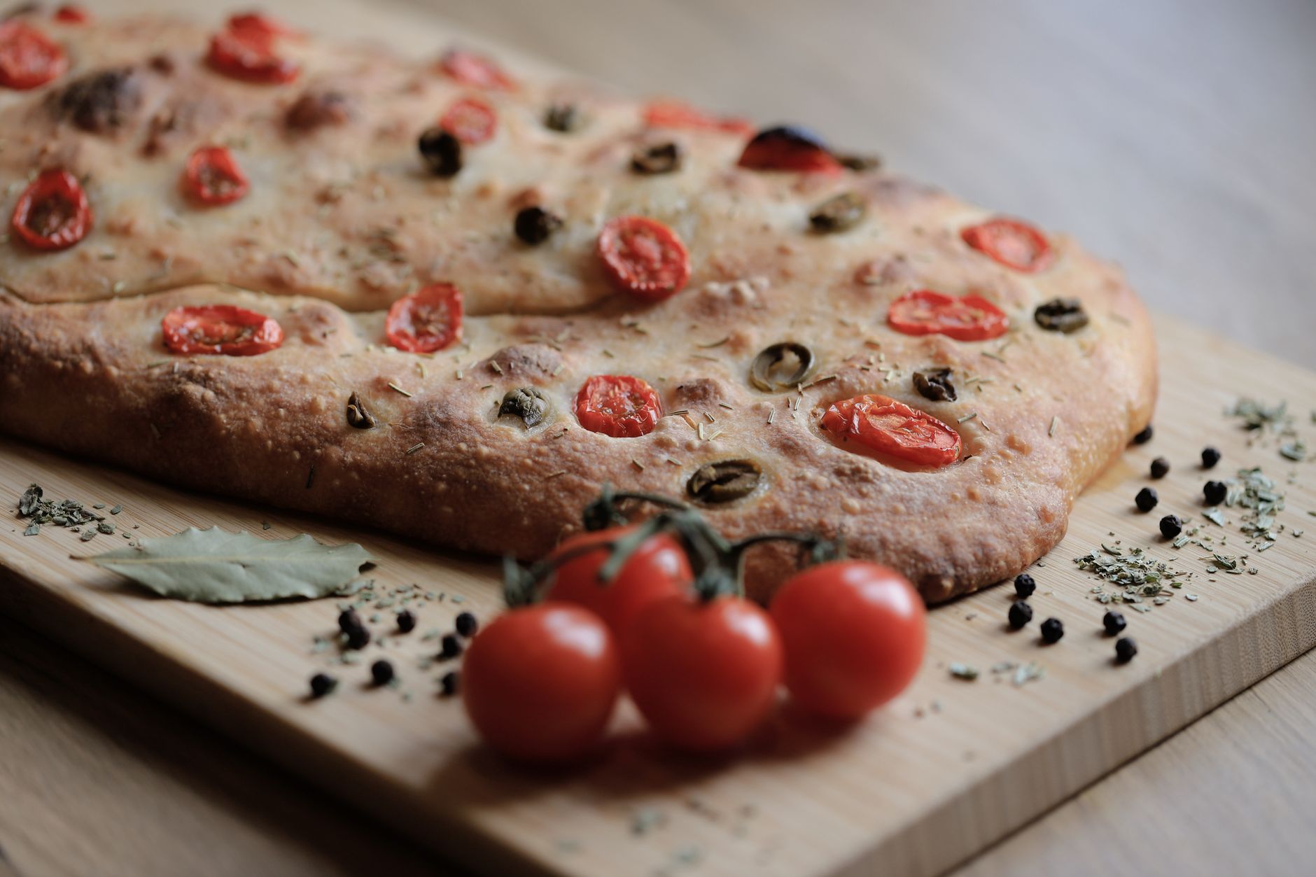 Focaccia barese met kerstomaatjes en olijven