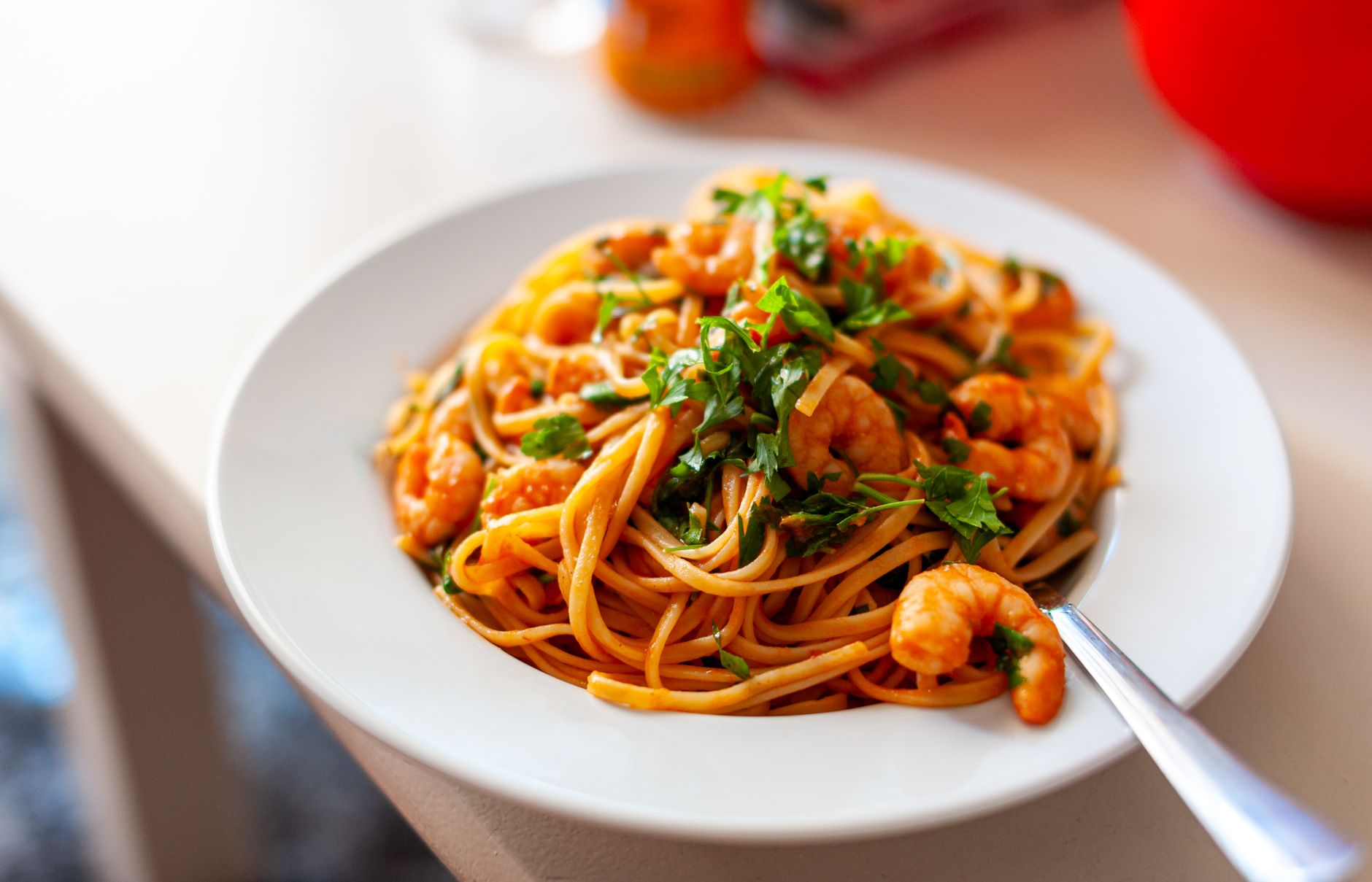 Fusionpasta met scampi in rode currysaus