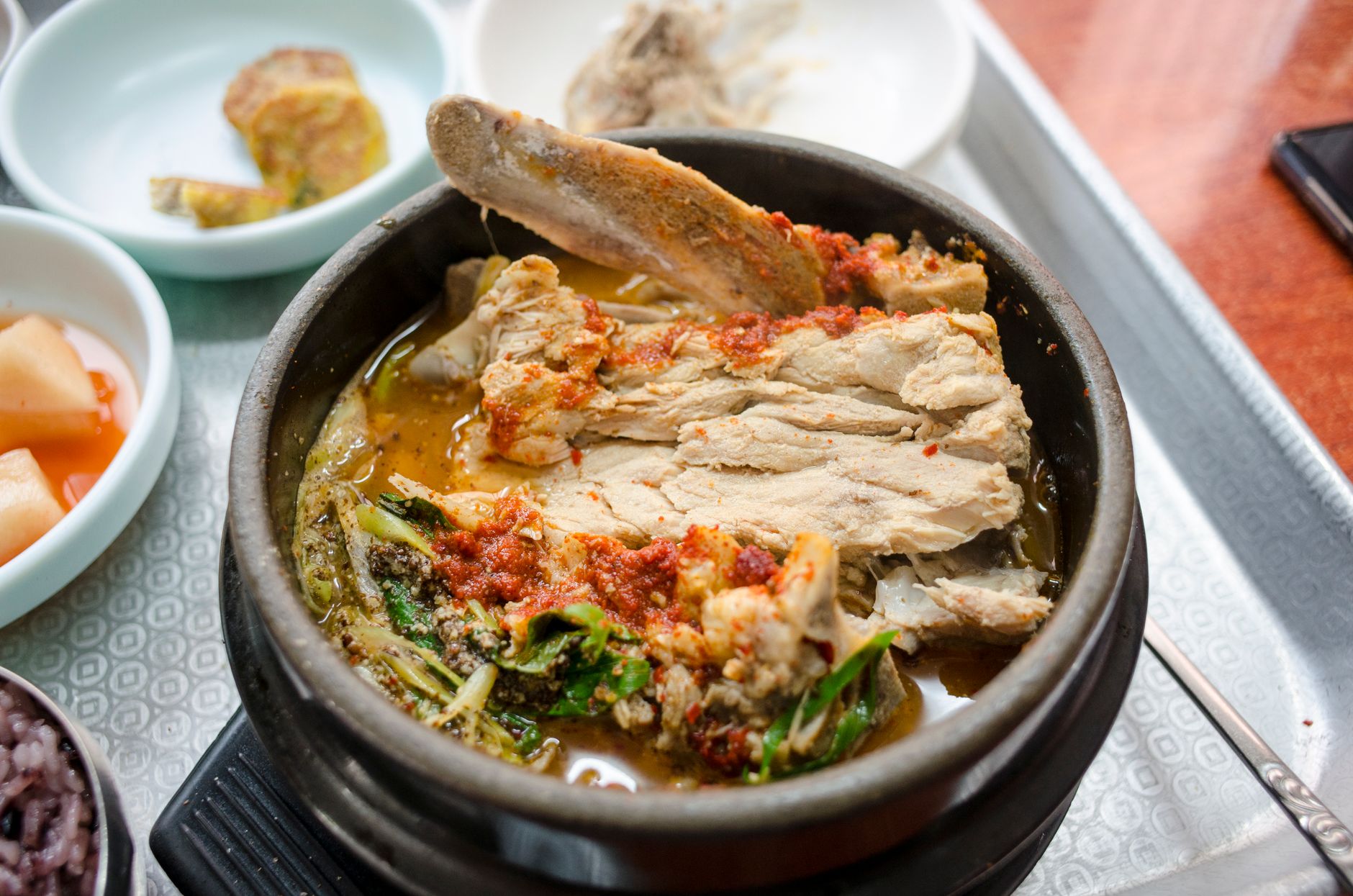 Gamjatang (Koreaanse pittige varkens-aardappelsoep)