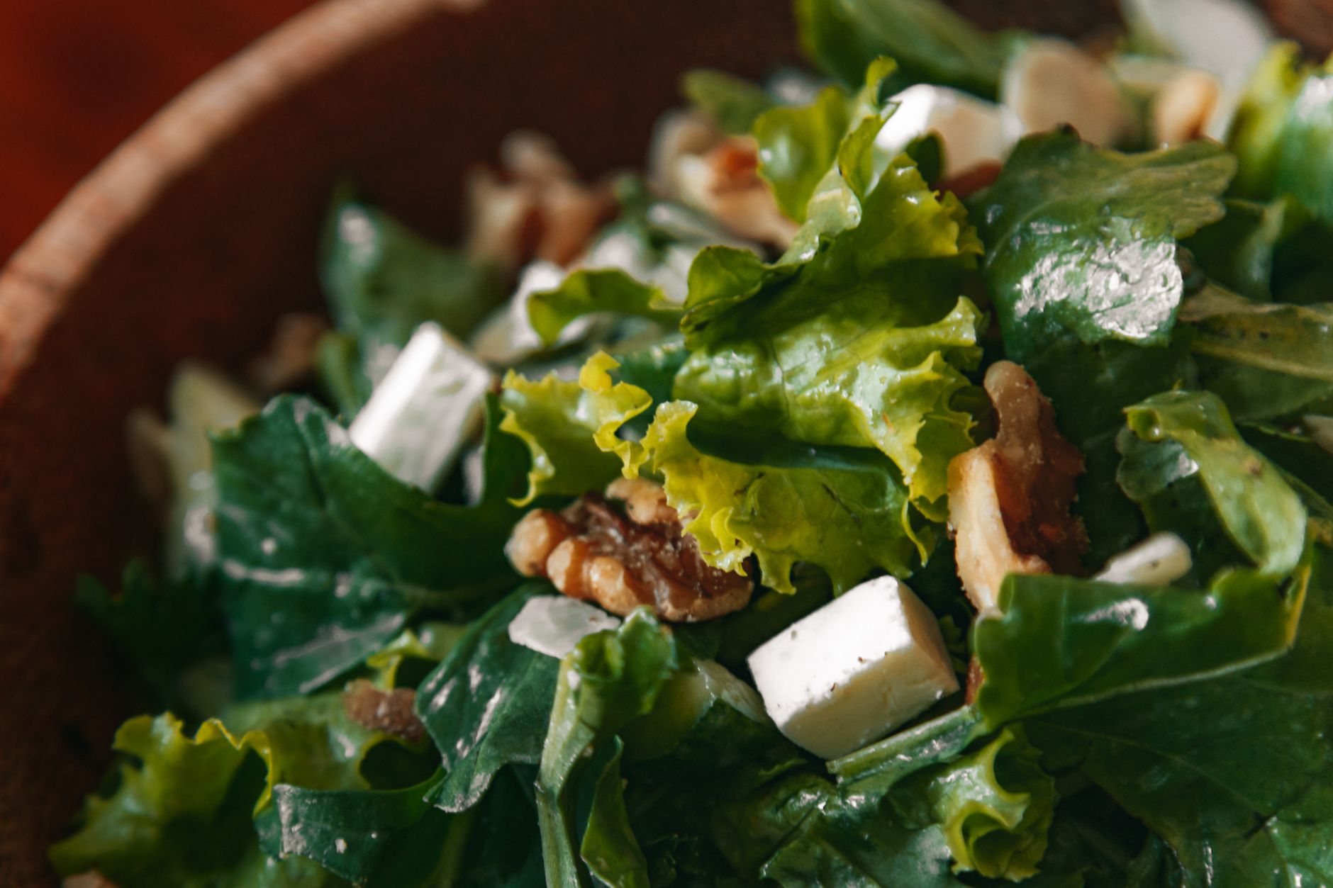Geitenkaassalade met honing en walnoten