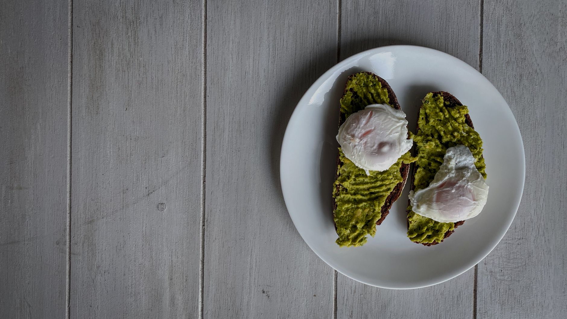 Gepocheerd ei op geroosterde avocadotoast