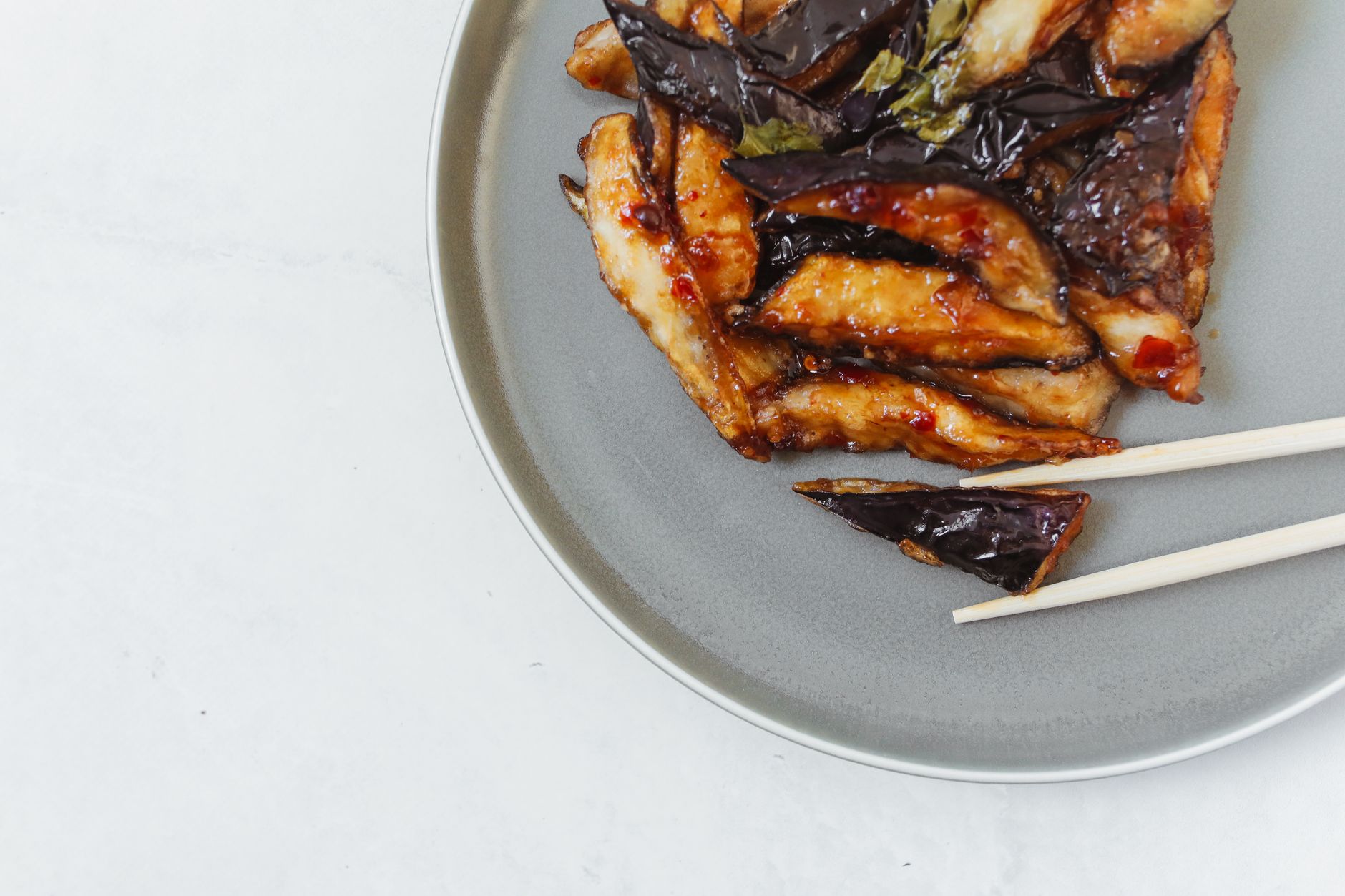 Geroerbakte aubergine in knoflooksaus (Yu Xiang Qiezi)