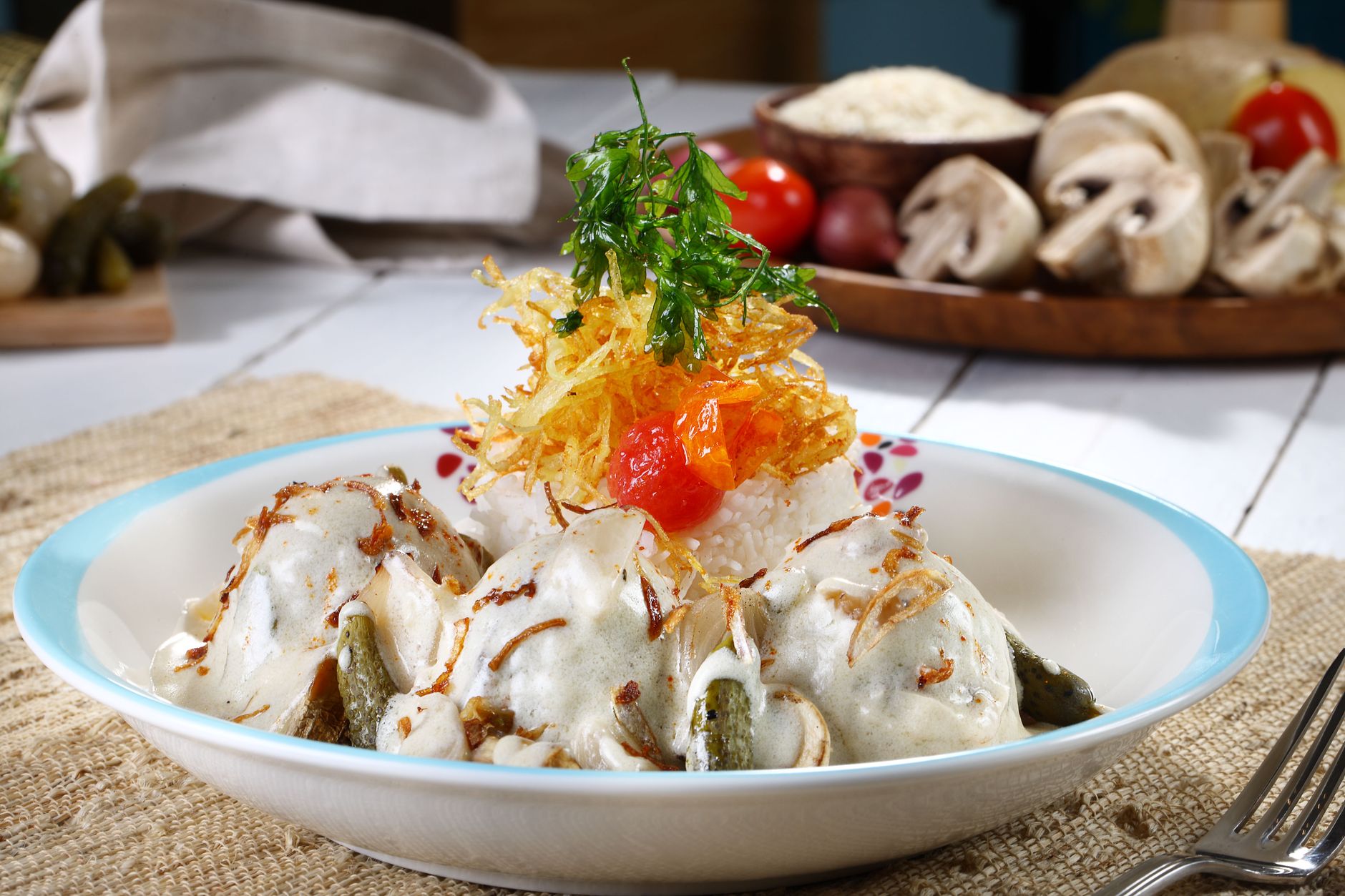 Gestoofde kip met champignons, tomaat en rijst