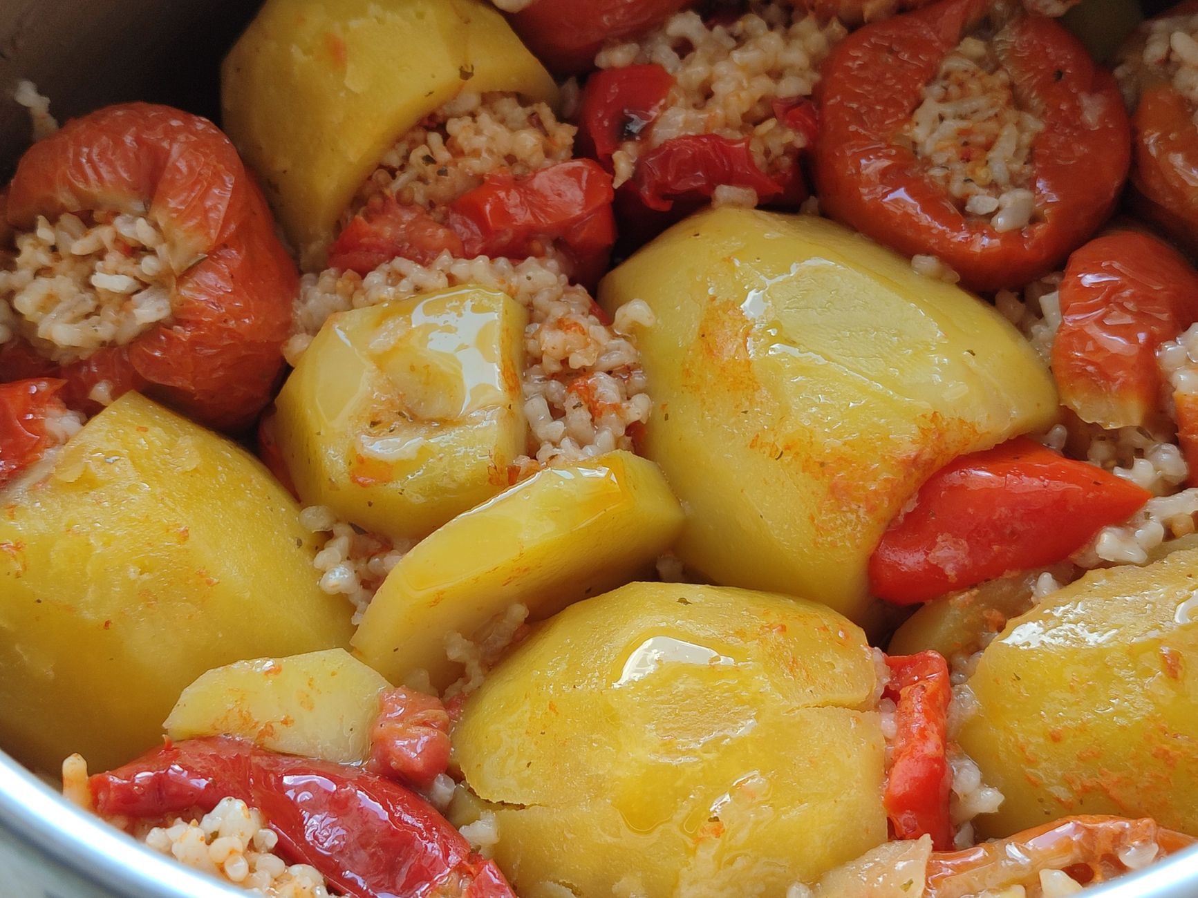 Gevulde paprika met rijst en groenten