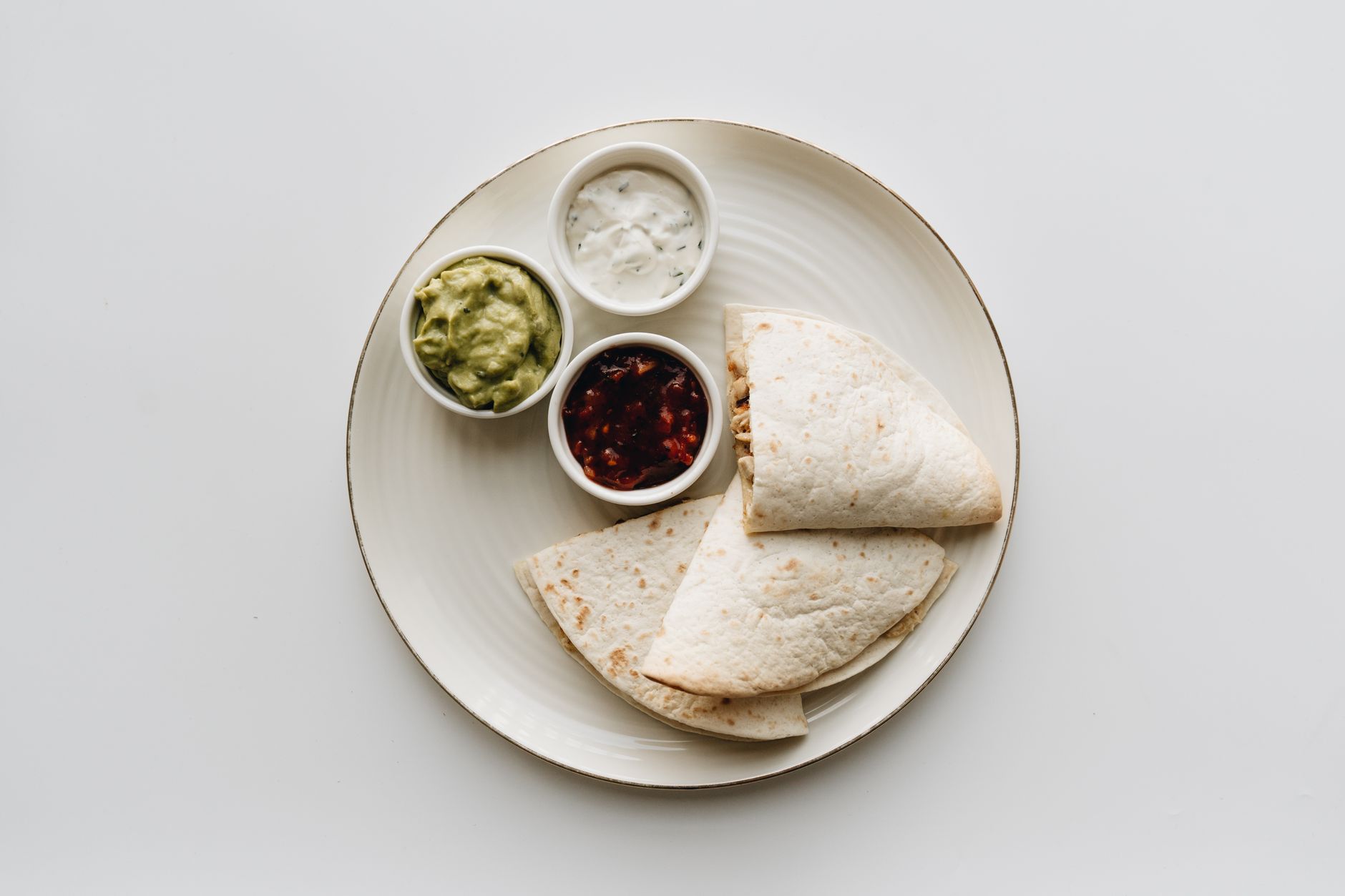 Kip-quesadilla met kaas en jalapeño
