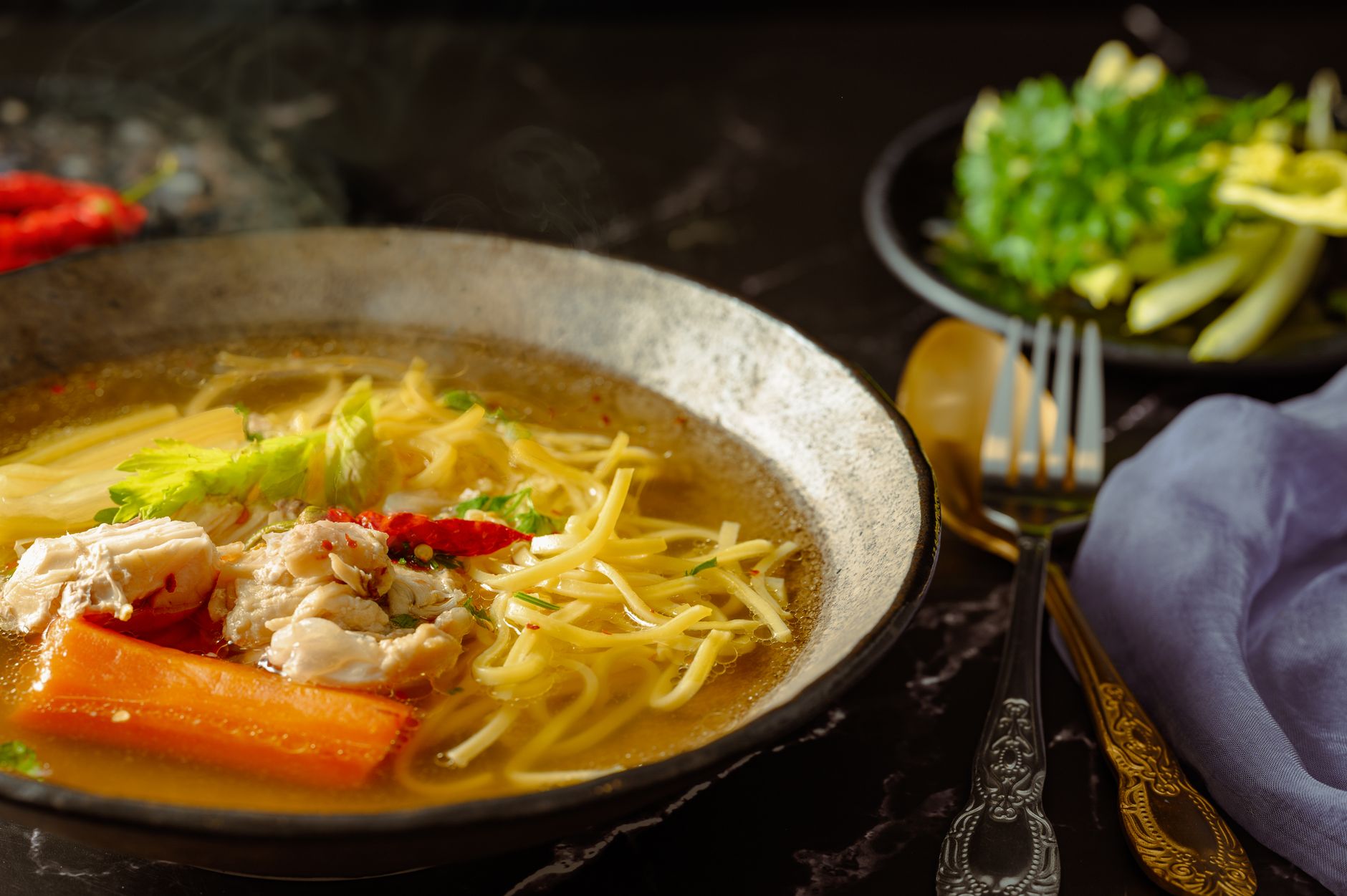 Kippensoep met vermicelli en groenten