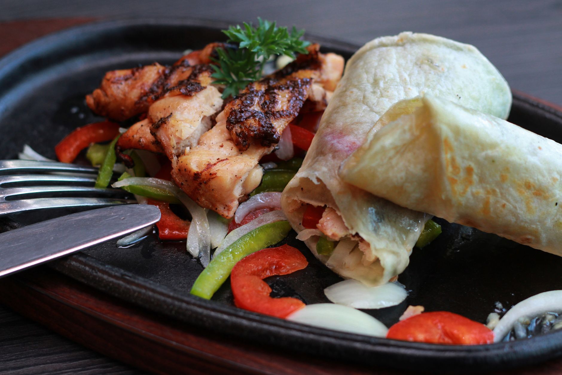 Kipwrap met knapperige groenten