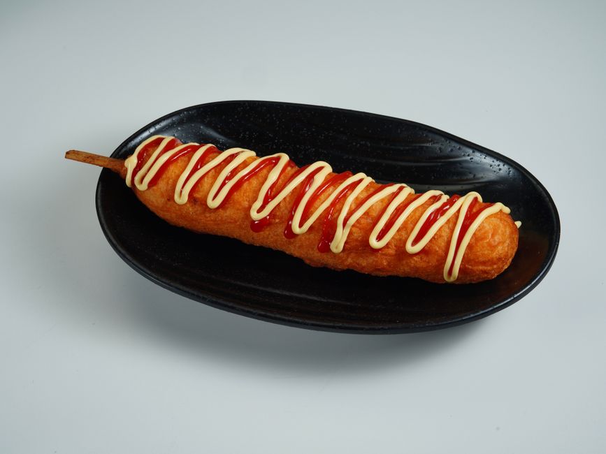 Krokante corn dogs aan een stokje