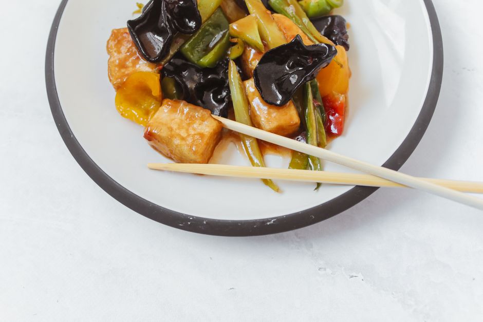 Krokante tofu in teriyakisaus met wokgroenten