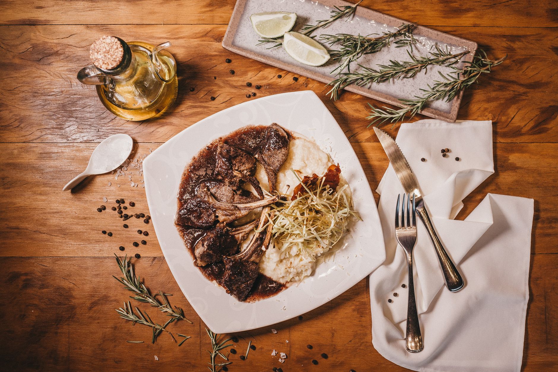 Lamskoteletten met puree, boontjes en mosterdsaus