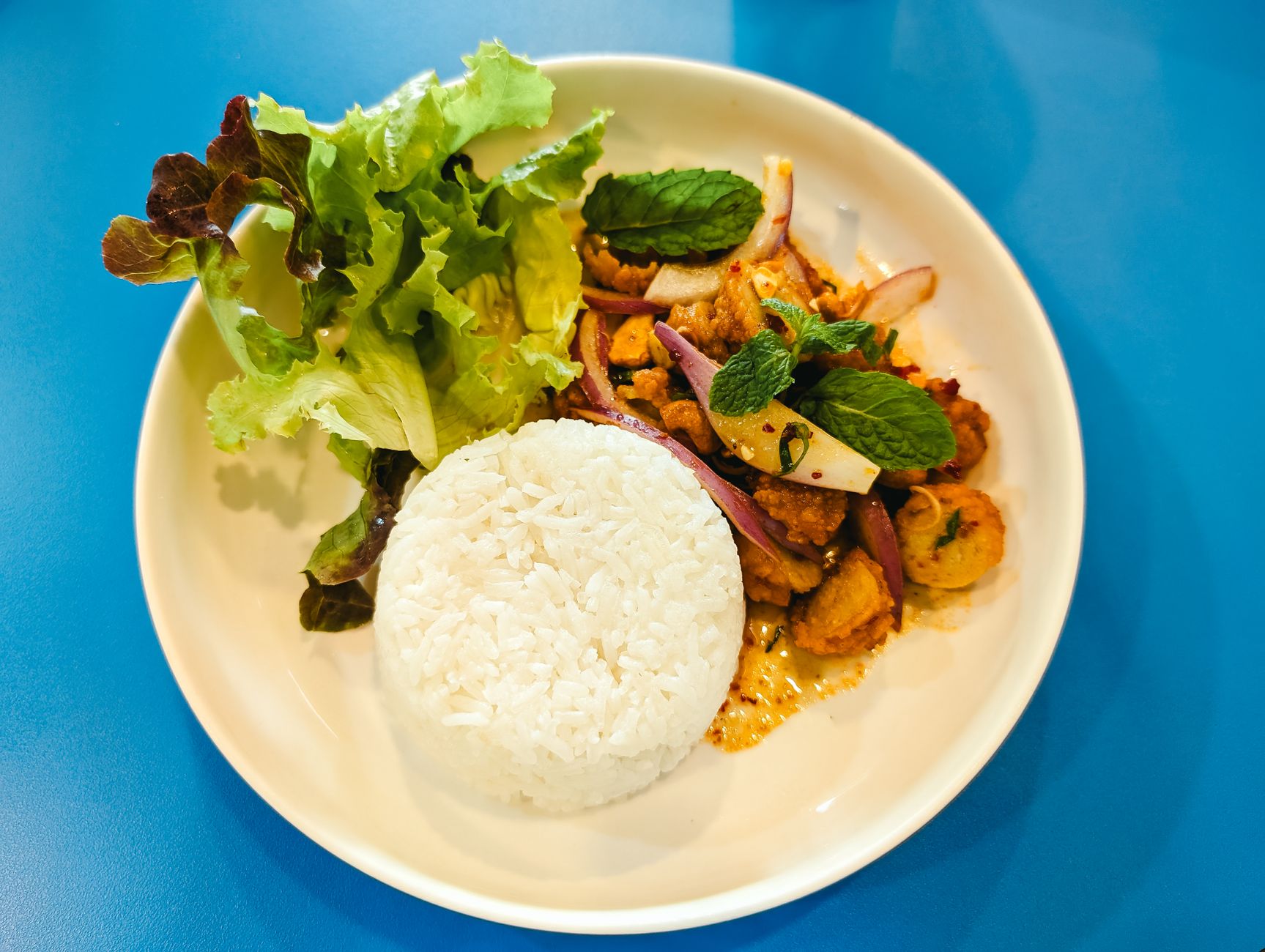 Larb gai - gekruide kipsalade