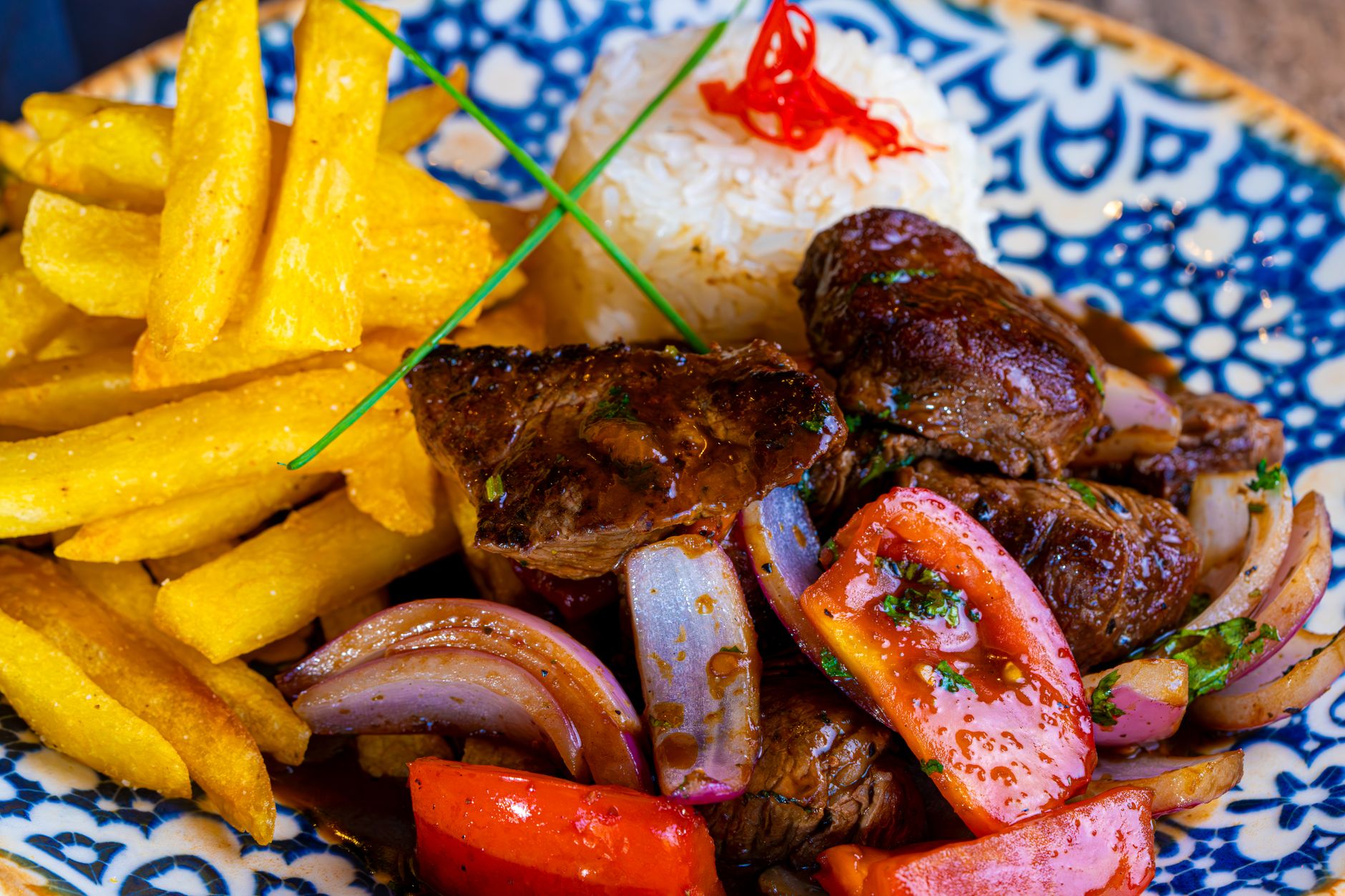 Lomo saltado, Peruaanse roerbak van rundvlees