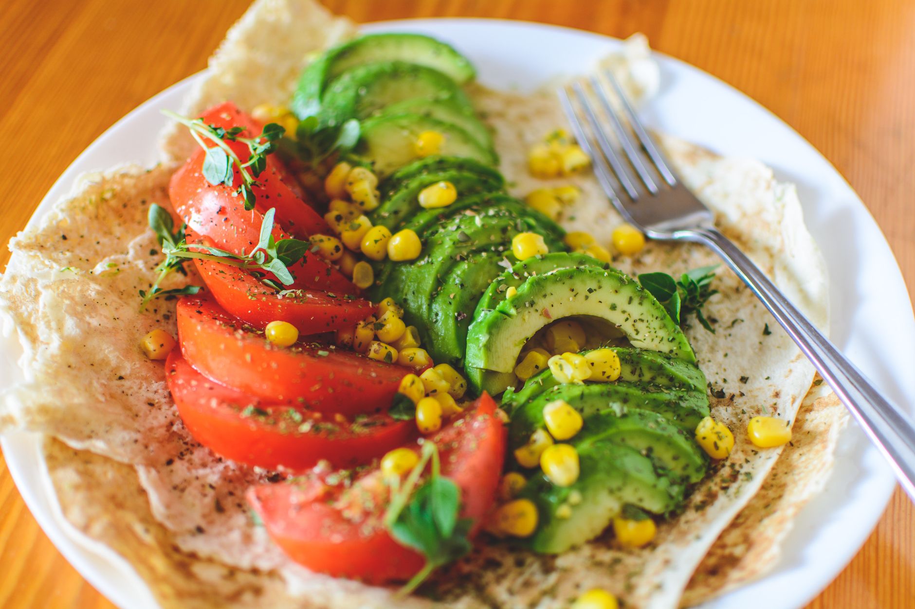 Maïs-avocado-salade met ingelegde rode ui