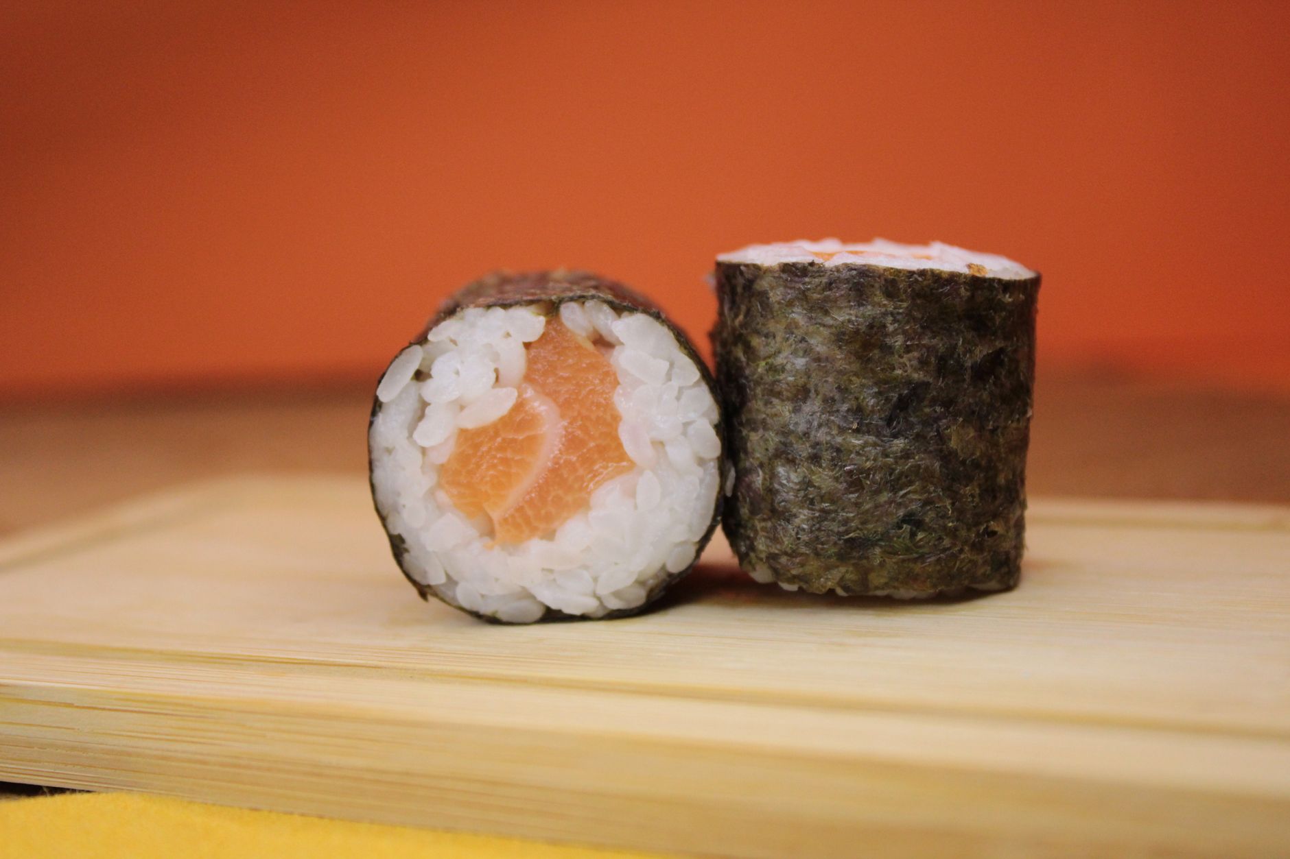 Makisushi met zalm en komkommer