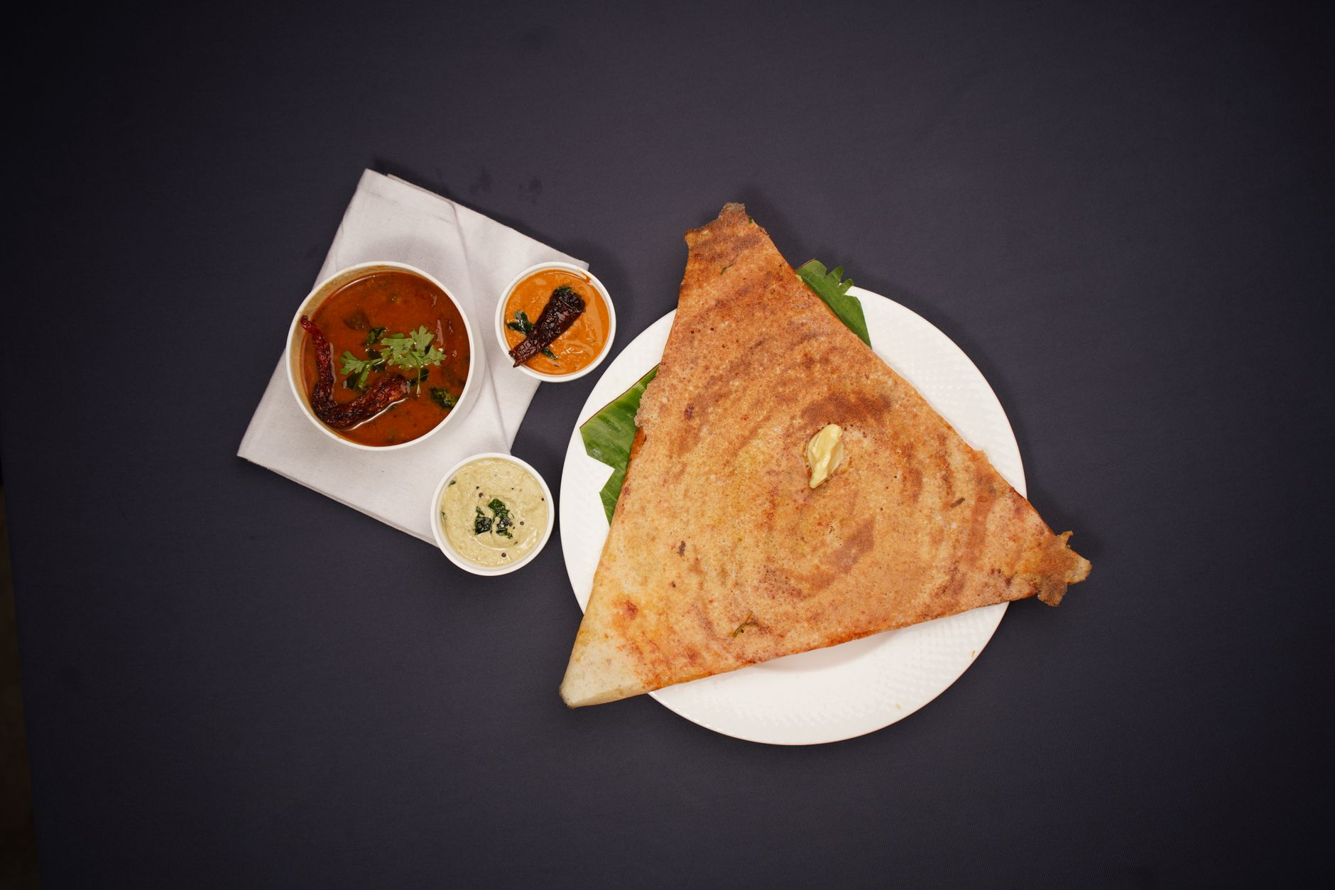 Masala dosa (Zuid-Indiase rijstpannenkoek met aardappelvulling)