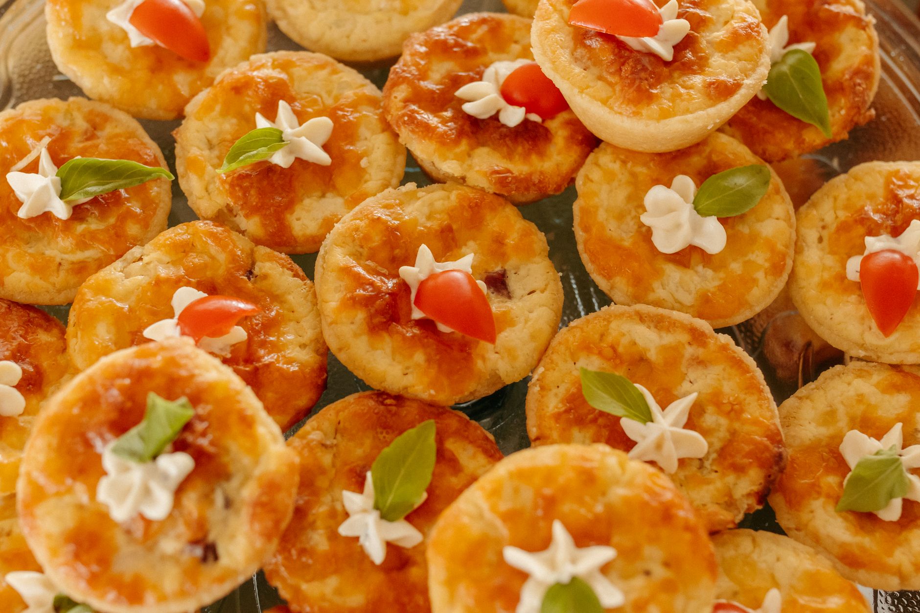 Mini-quiches met spek en prei