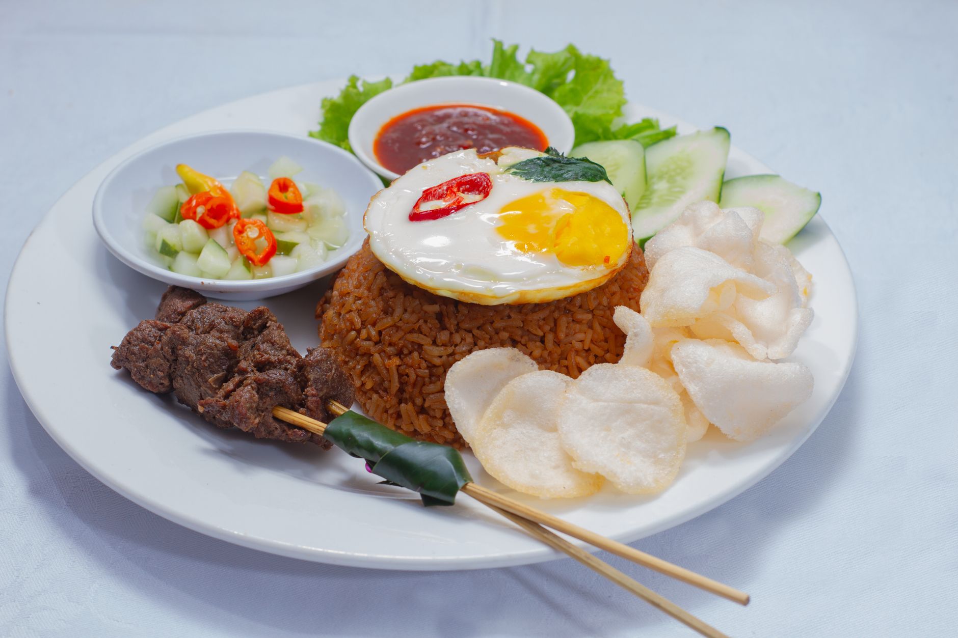 Nasi goreng met kip en ei