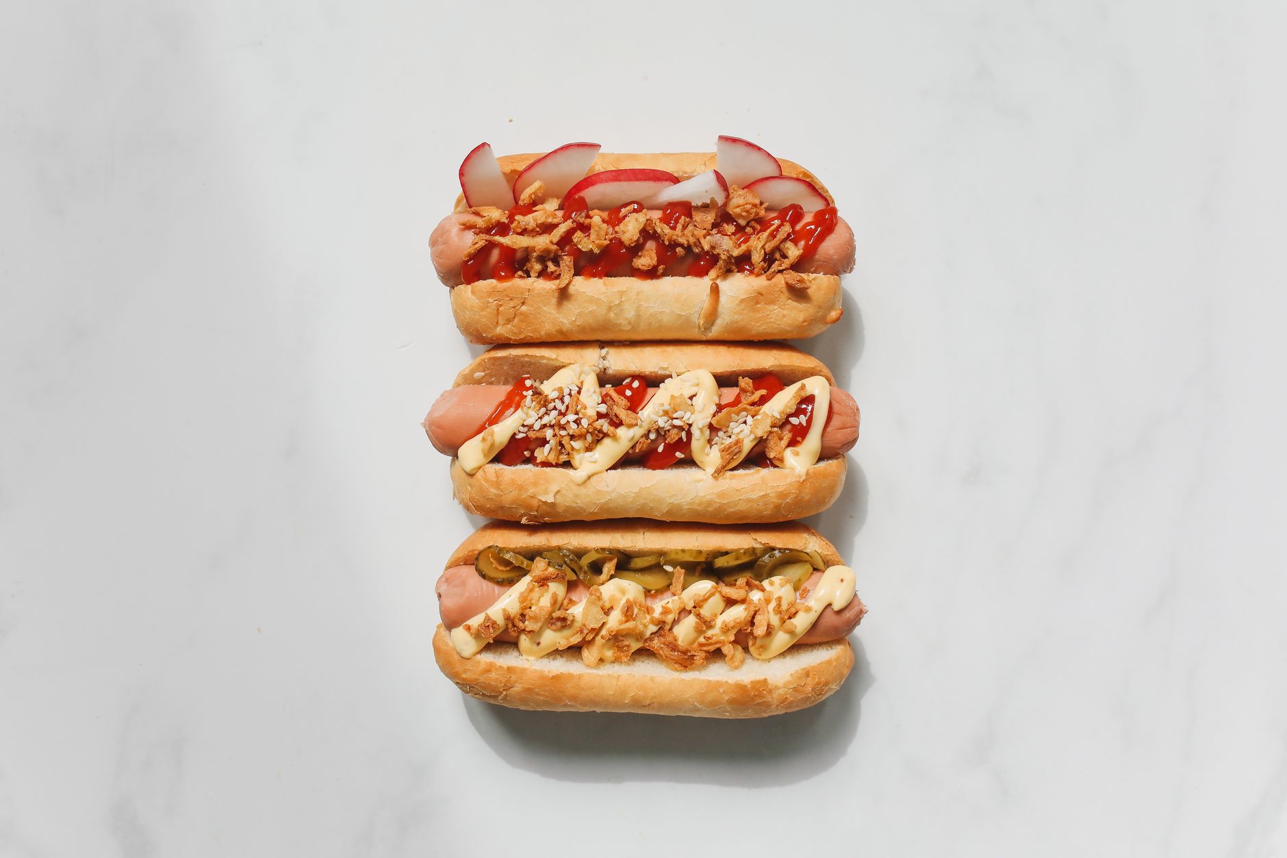 New York hot dog met uien en mosterd