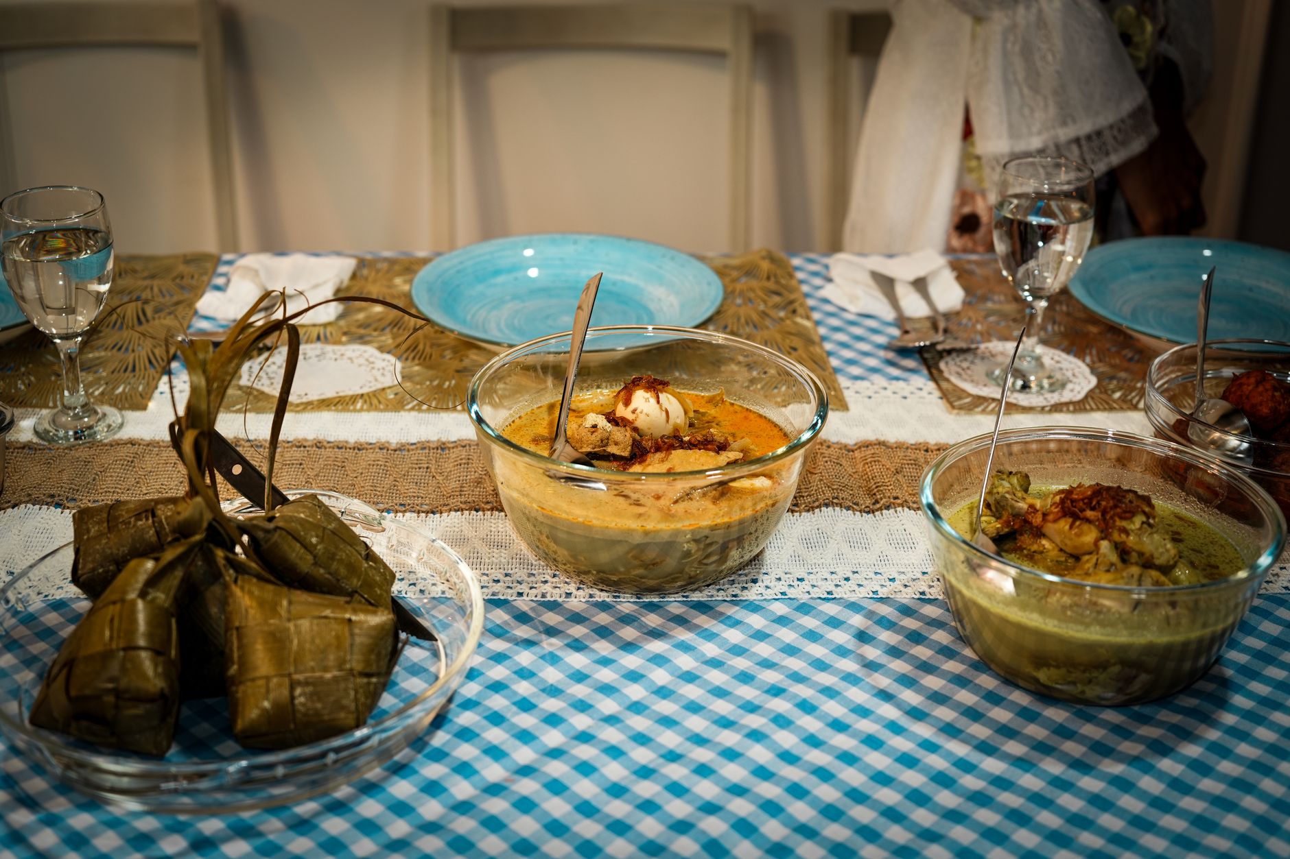 Opor ayam (Indonesische kip in gele kokossaus)