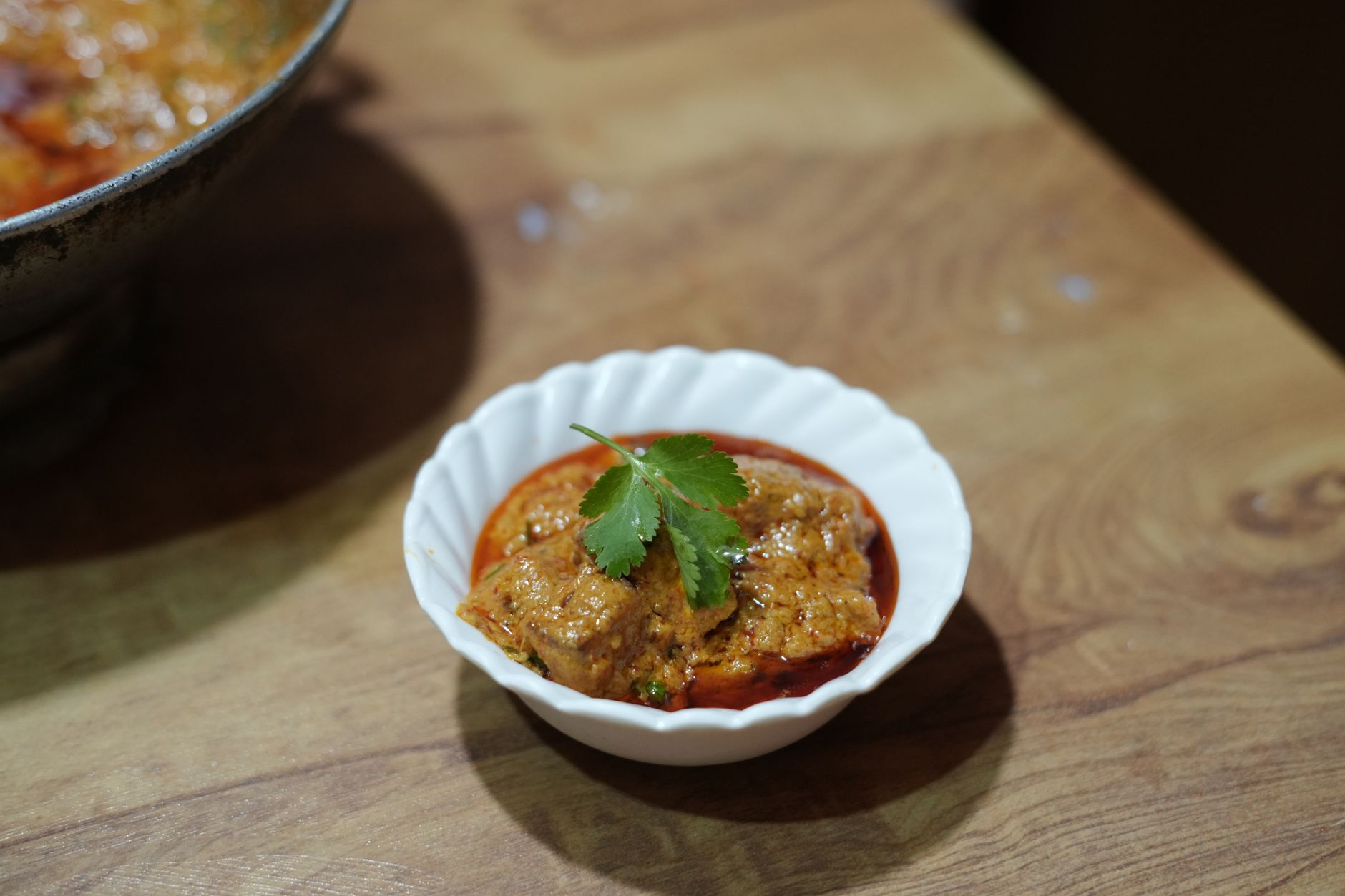 Paneer in romige tomaten-kerriesaus