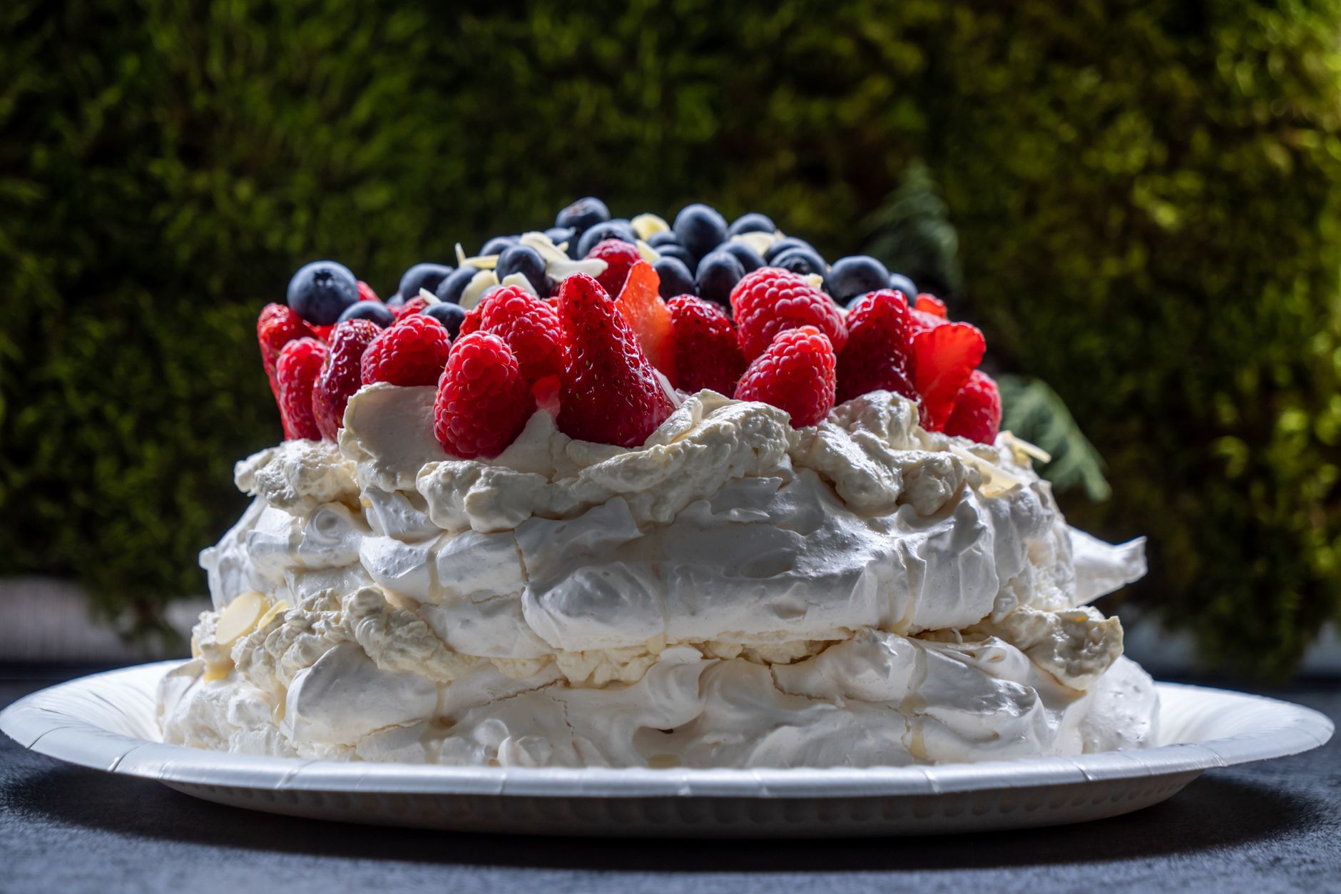 Pavlova met rood fruit en slagroom