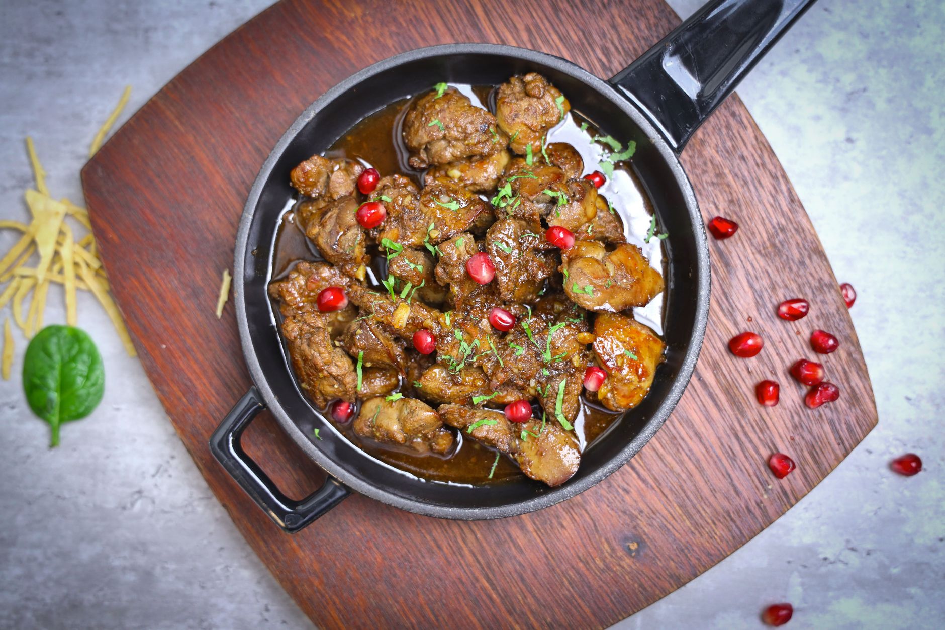 Perzische kipstoof met granaatappel en walnoot (Fesenjan)