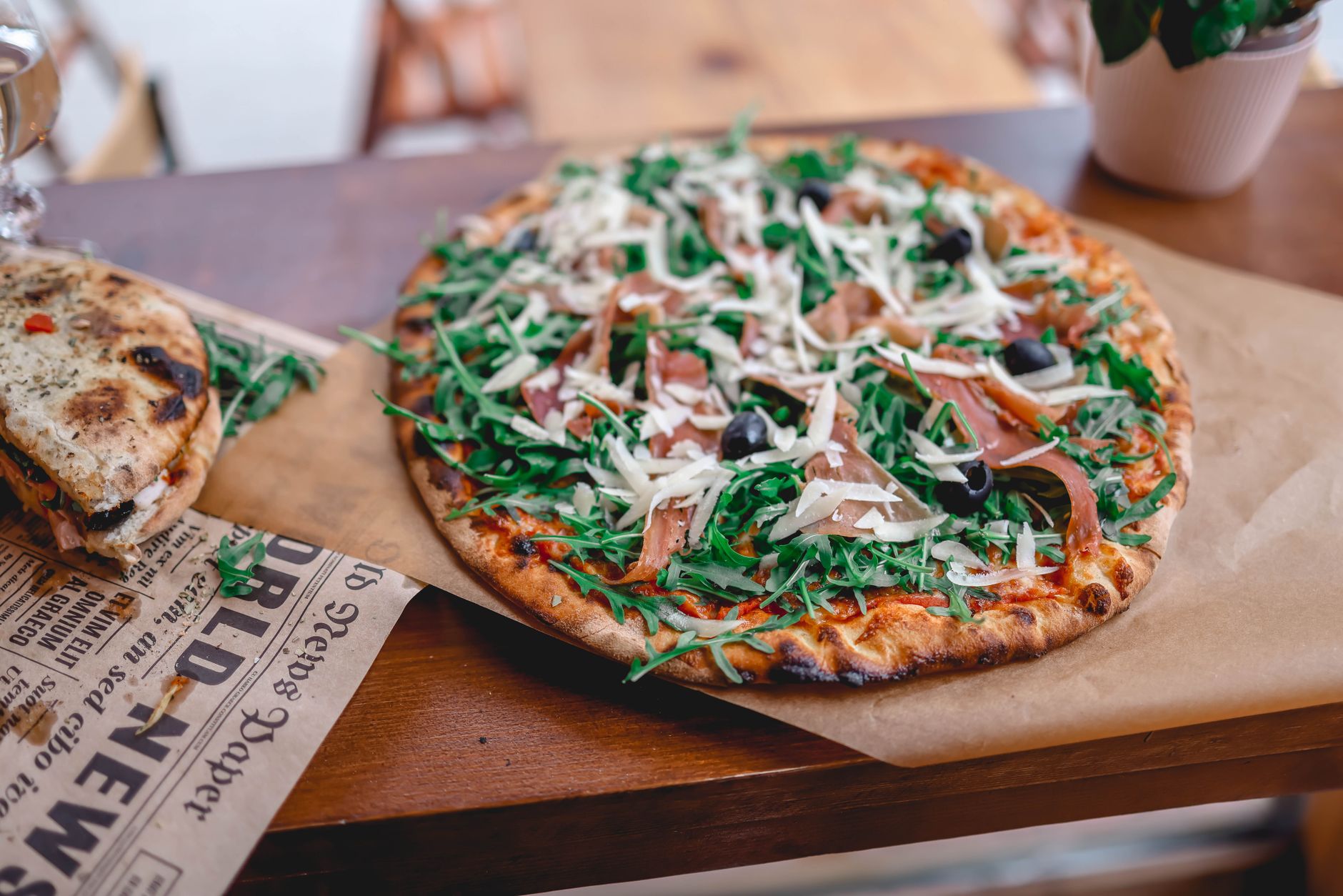 Piadina romagnola met rauwe ham en rucola